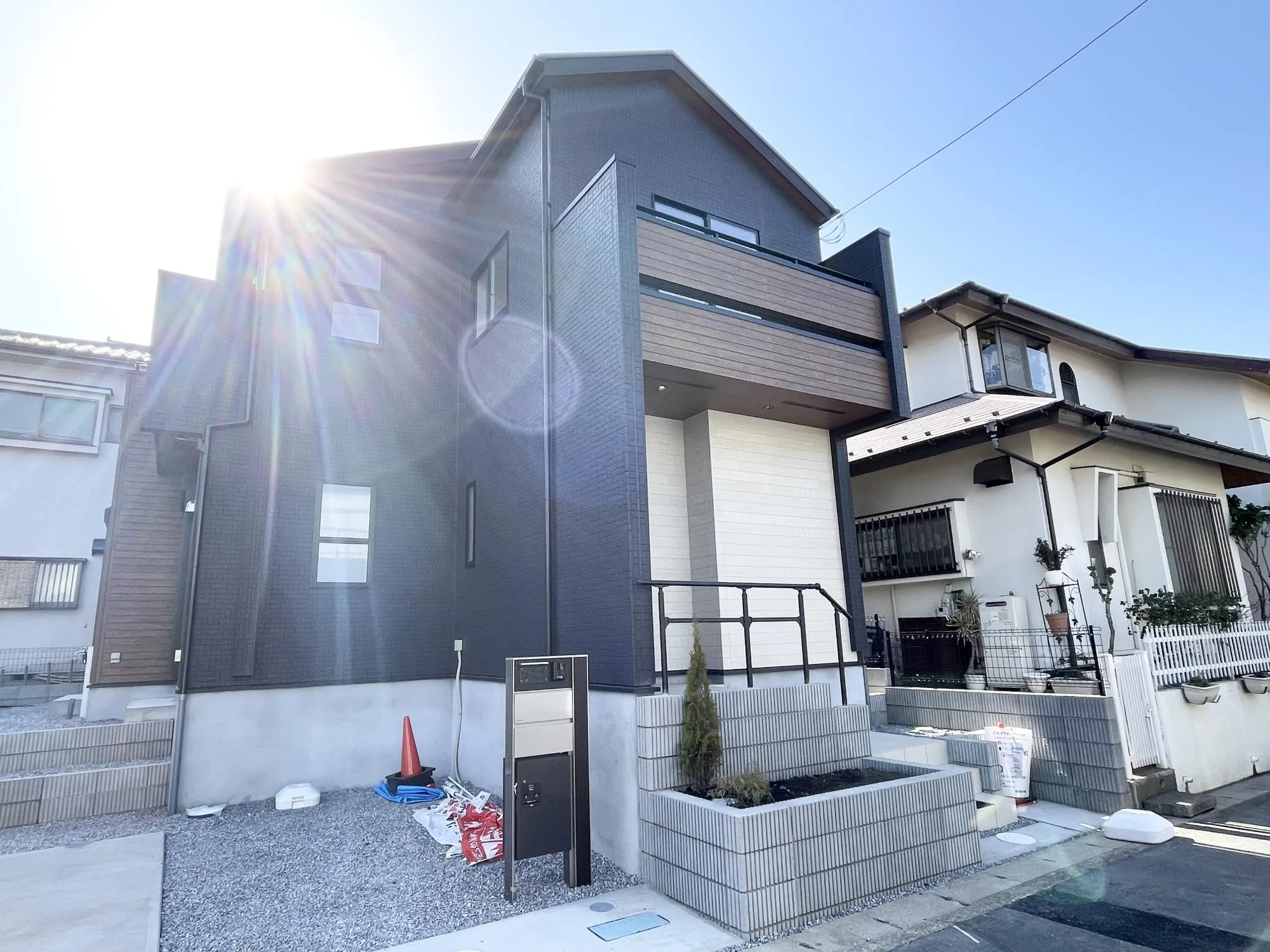 【外観写真】カースペース並列2台確保!お出かけや来客時も安心。ご夫婦それぞれの車利用や来客時も安心。忙しい朝や雨の日もストレスなく出発・帰宅が可能です♪※3台目カースペースの土間仕上げはオプションになります。