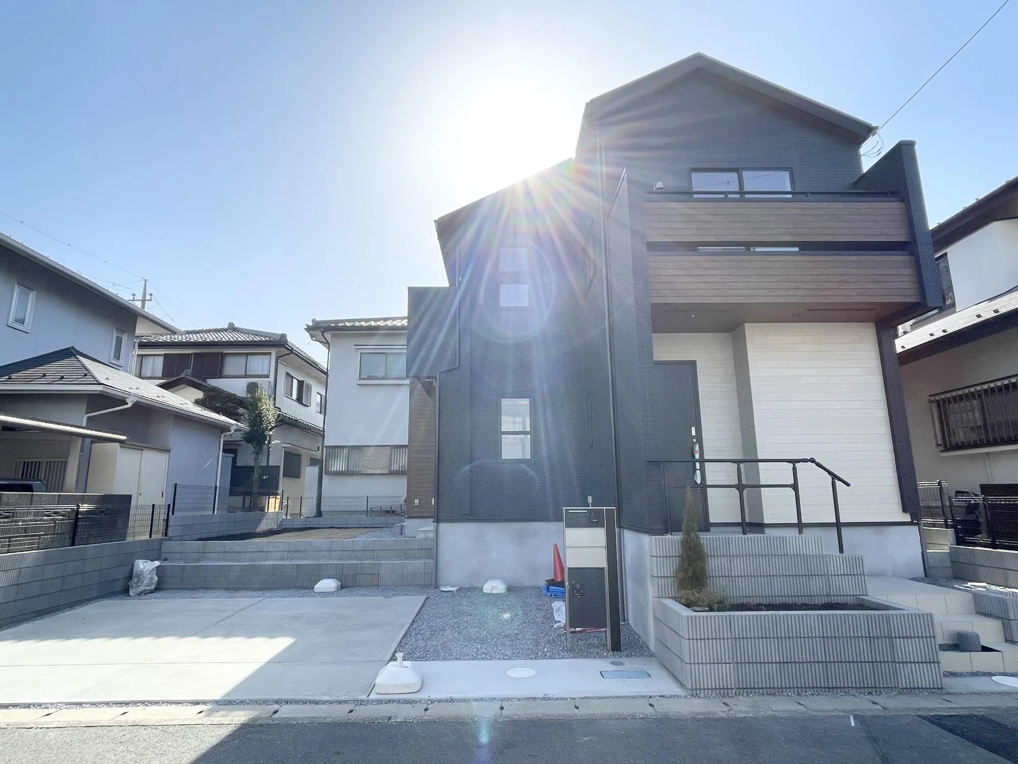 【外観写真】落ち着いた印象の外観デザインを採用。「4(5)LDK・WIC・カースペース2台」のゆとりある間取りと充実の収納力。家族それぞれの空間を確保しながら、すっきり暮らせる住まいです。