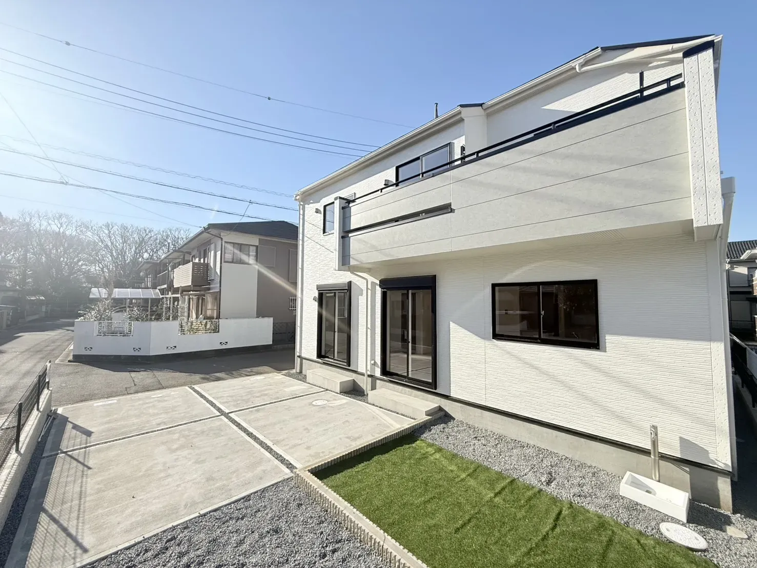 【外観・駐車場】