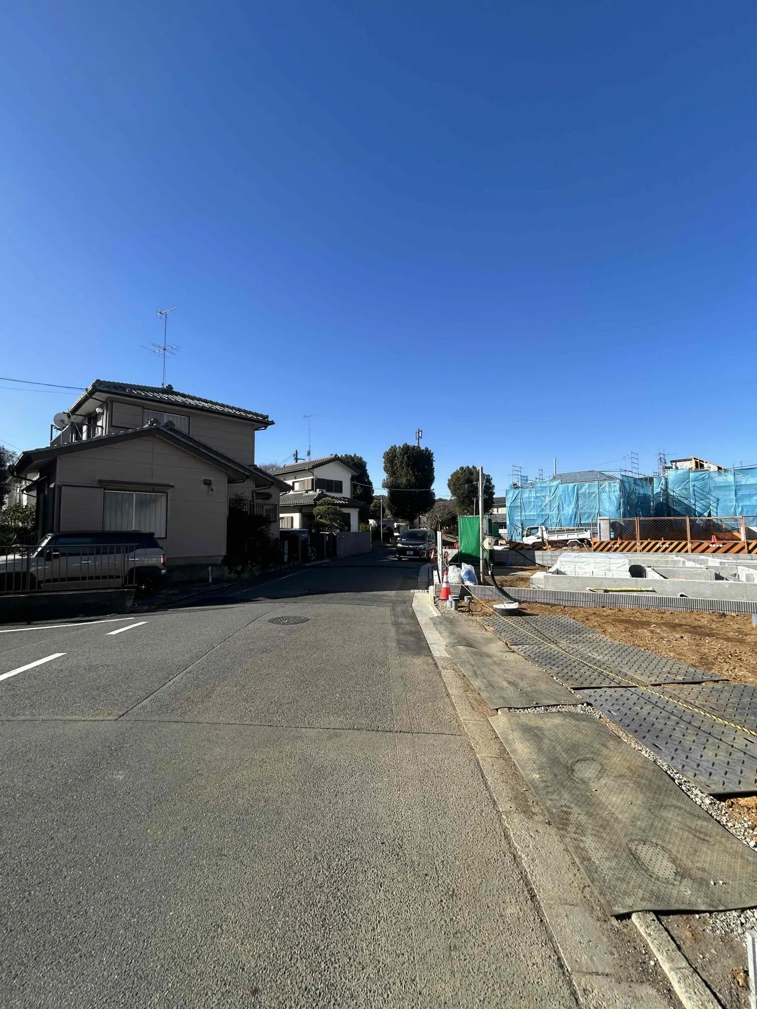 前面道路(南6.5m公道)
前面道路は広い道路となっておりますので駐車の苦手な方も安心です♪