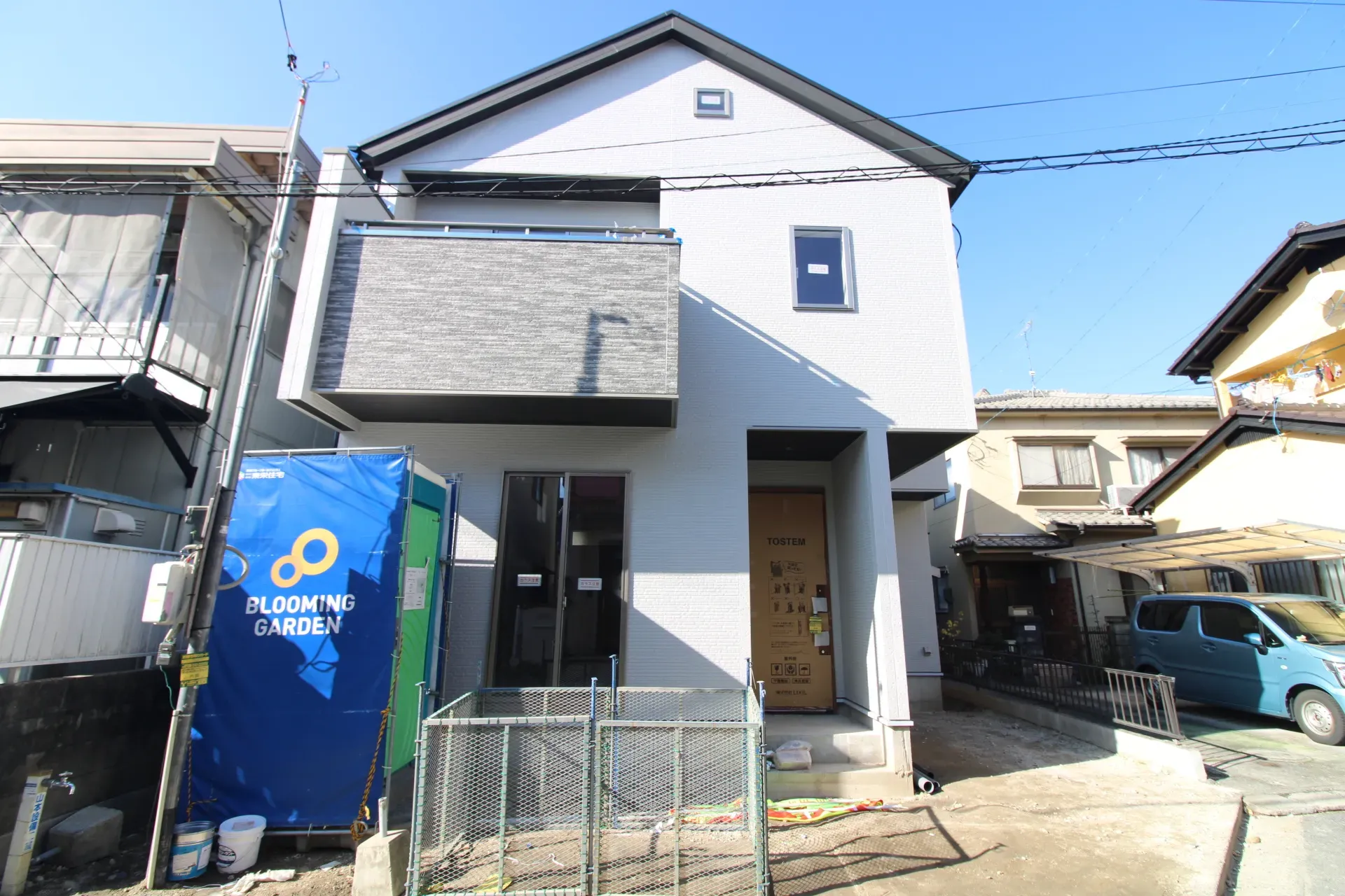 前面道路から見た外観