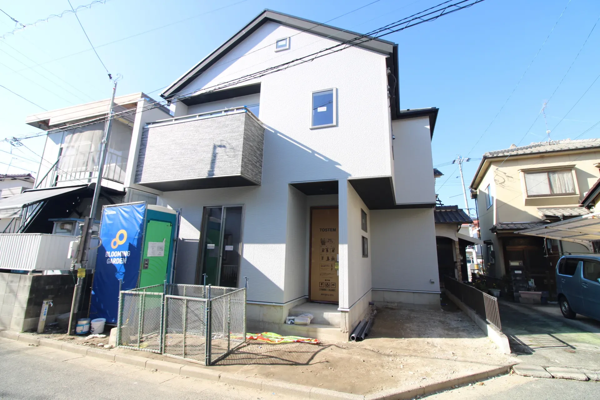 前面道路から見た外観