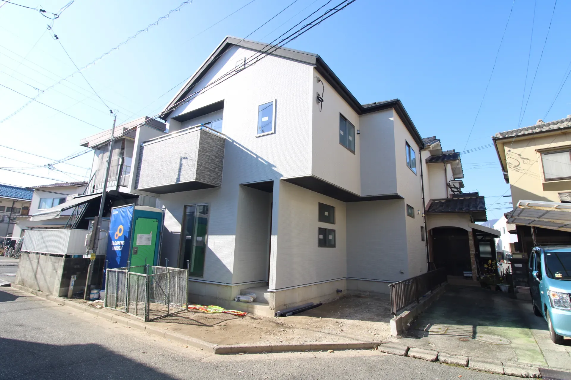 前面道路から見た外観