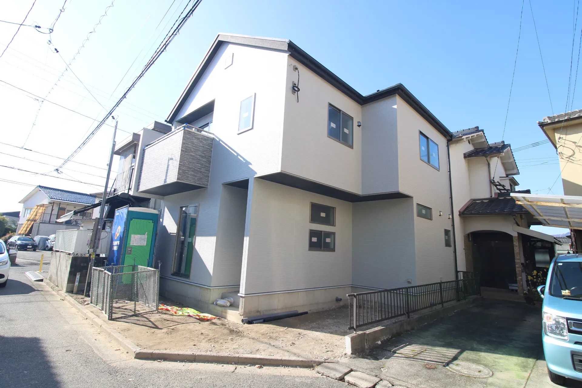 前面道路から見た外観