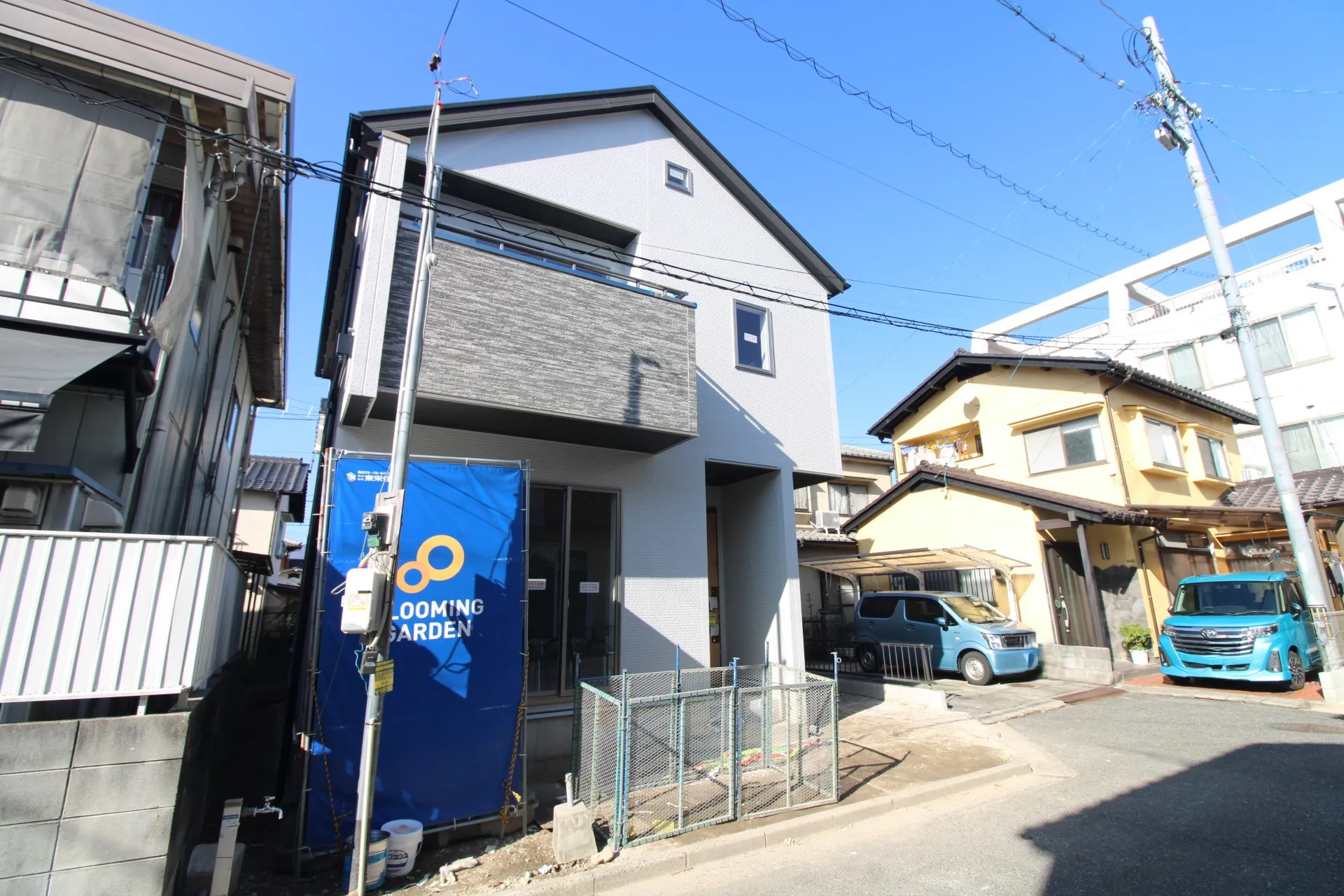 前面道路から見た外観