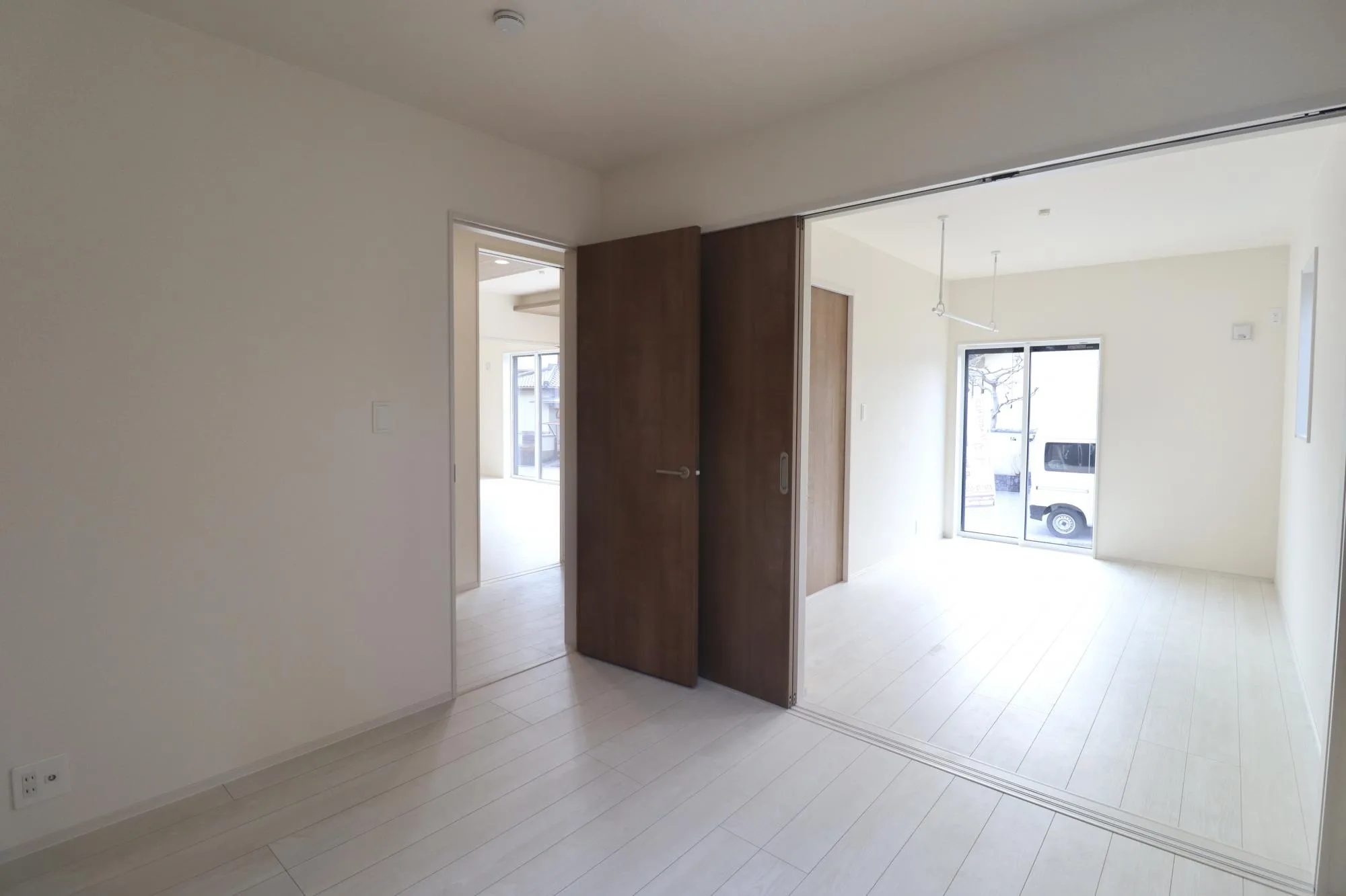 【洋室(写真手前4.82帖，奥5.77帖)】