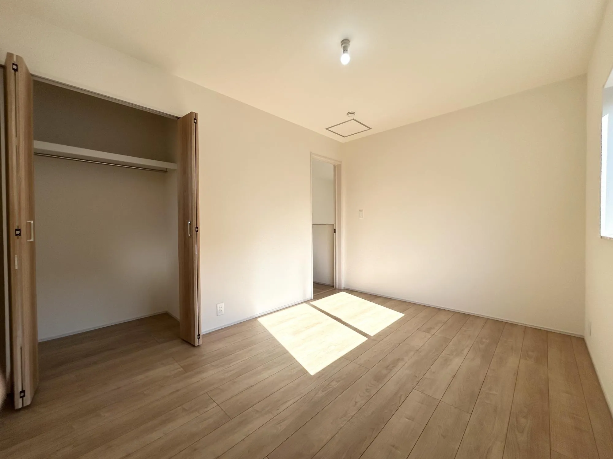 朝日をあびて、体内時計をリセット。清々しい朝の光をあびて、すっきりと目覚める。一日のスタートに大切な日当たりを家族のために。