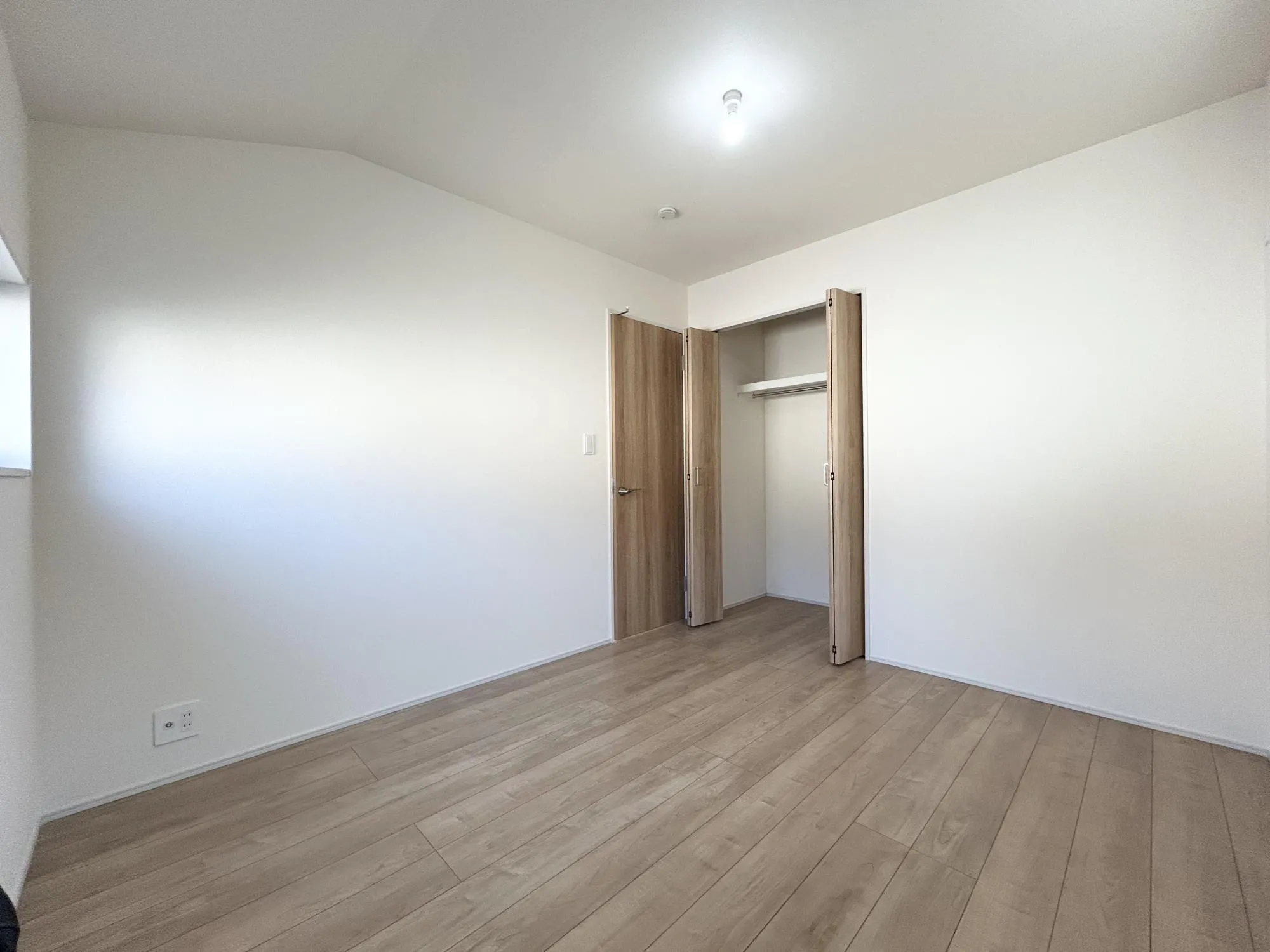 朝日をあびて、体内時計をリセット。清々しい朝の光をあびて、すっきりと目覚める。一日のスタートに大切な日当たりを家族のために。