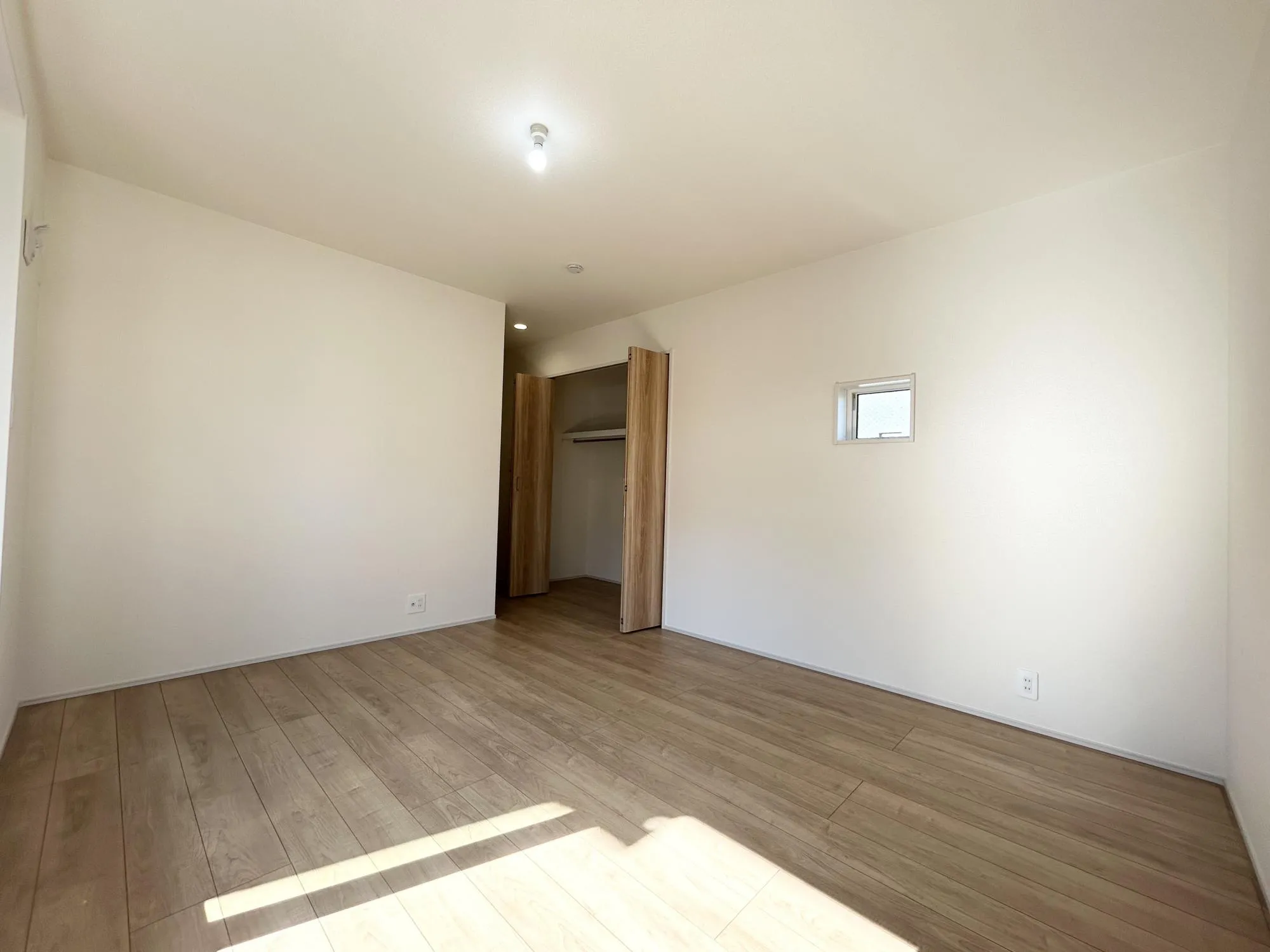 朝日をあびて、体内時計をリセット。清々しい朝の光をあびて、すっきりと目覚める。一日のスタートに大切な日当たりを家族のために。