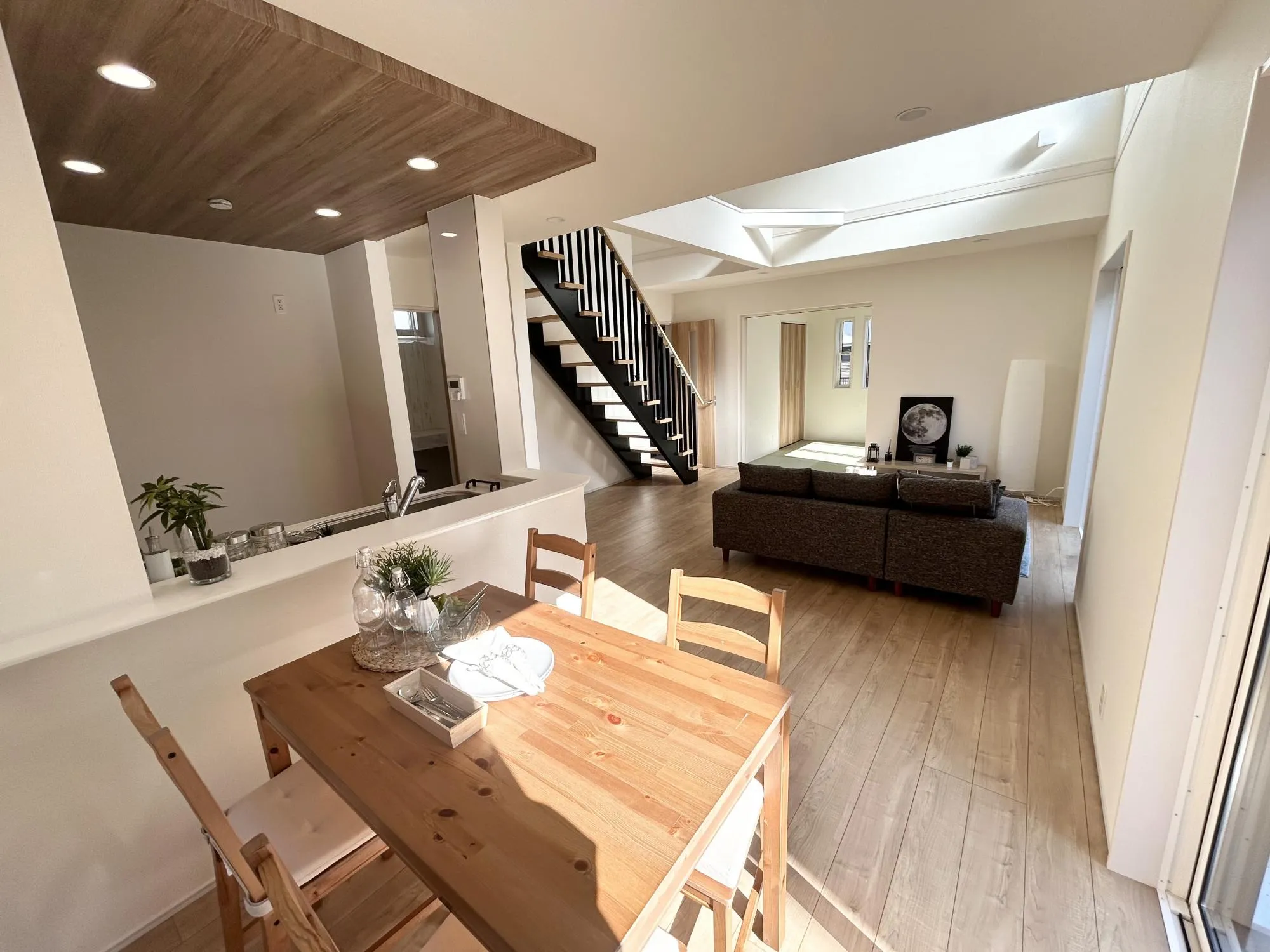 広々としたリビングが魅力的♪日当たりもよく居心地の良い空間です。自然と家族が集まりコミュニケーションが弾みそうですね◎