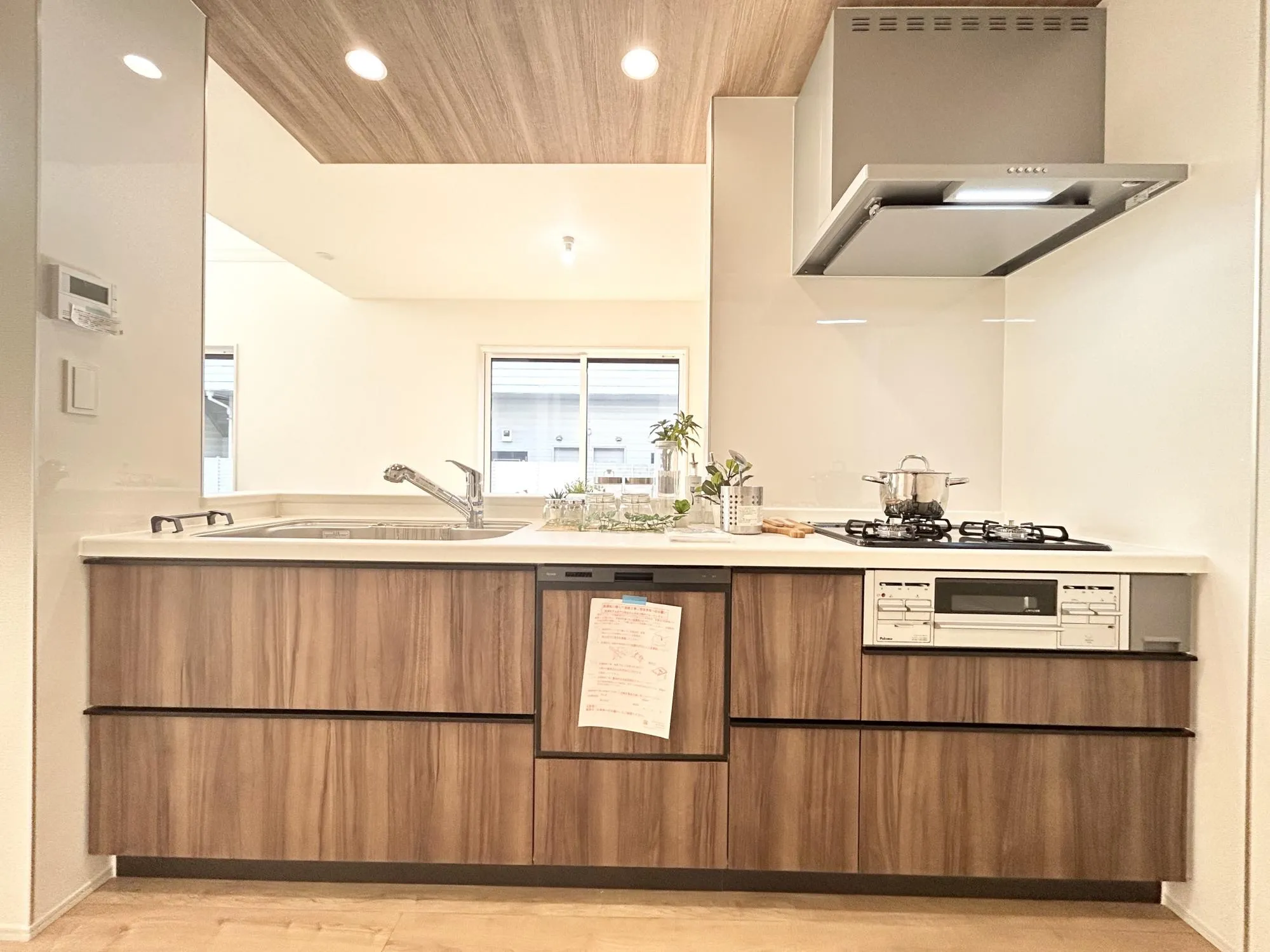 キッチンからリビング全体を見渡せ、そして、家族全員と会話ができる人気の高いオープンキッチン。大型の食器棚も設置できる広々としたキッチンスペースも魅力です♪