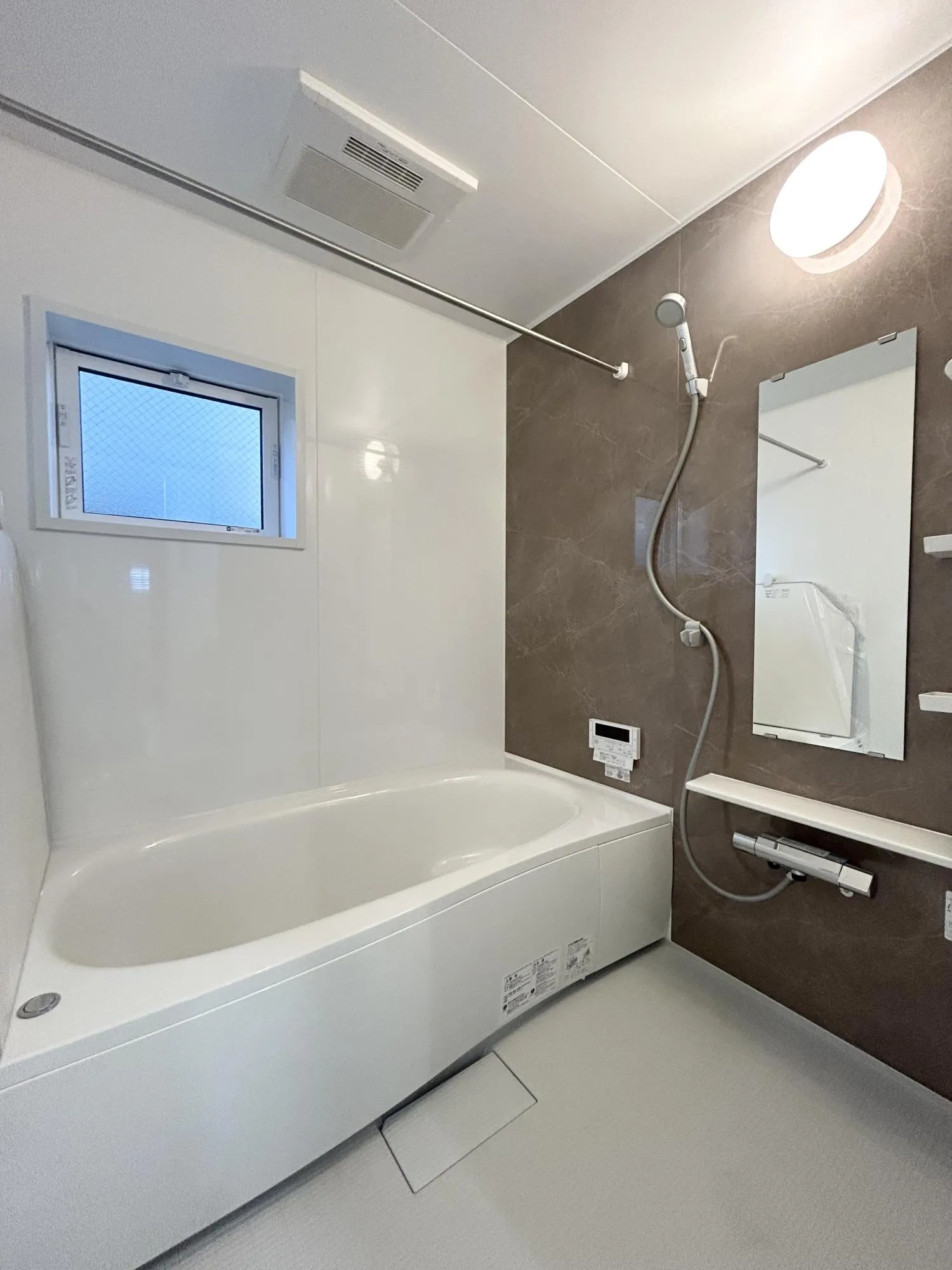 広々バスルーム。お子様とのふれあいの場所としても大切な空間。一日に疲れを癒す広々バスルームです。浴室乾燥機付きなので雨の日の洗濯はもちろん、換気が常にできてカビ防止に大活躍♪