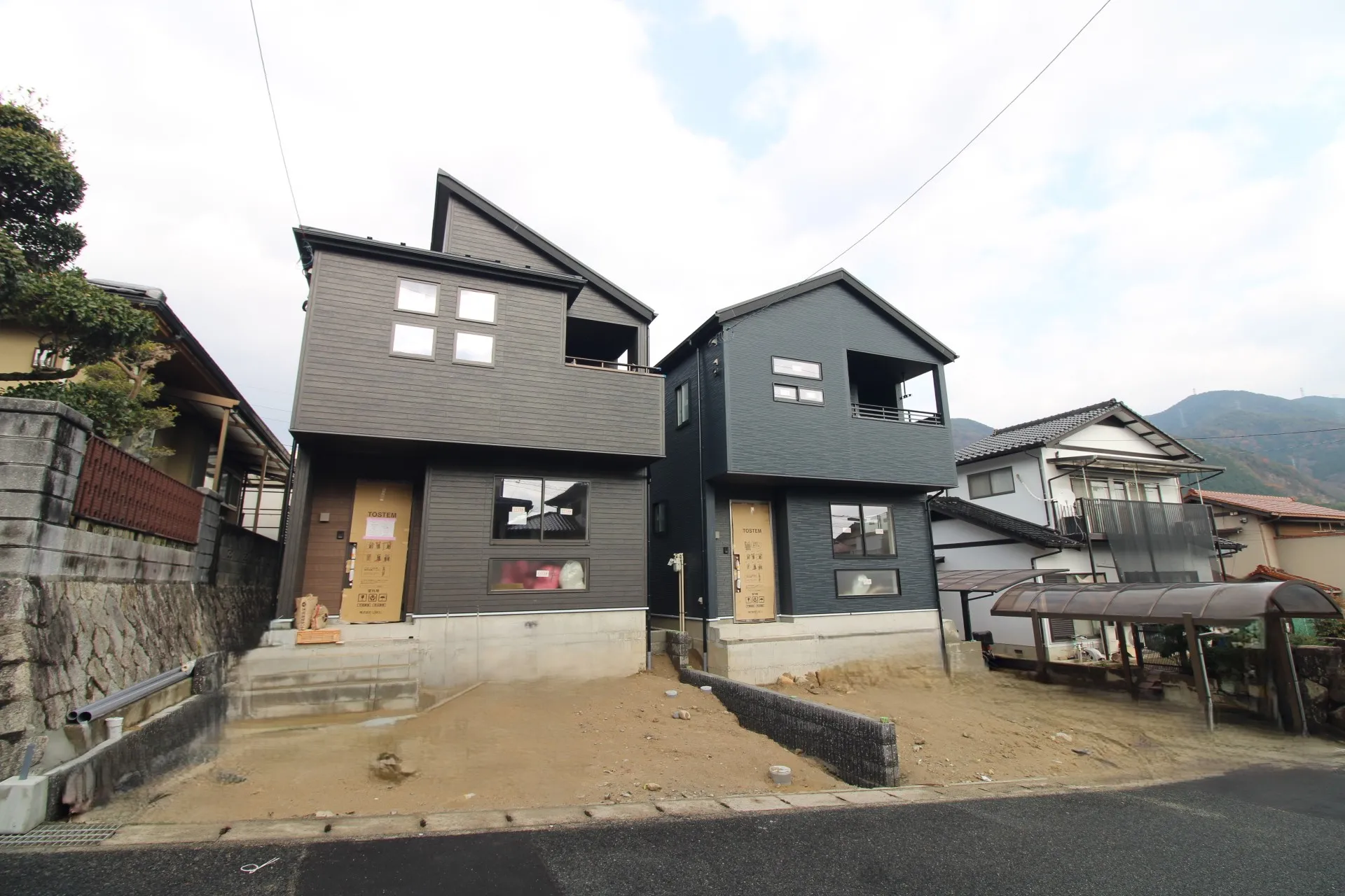 前面道路から見た外観