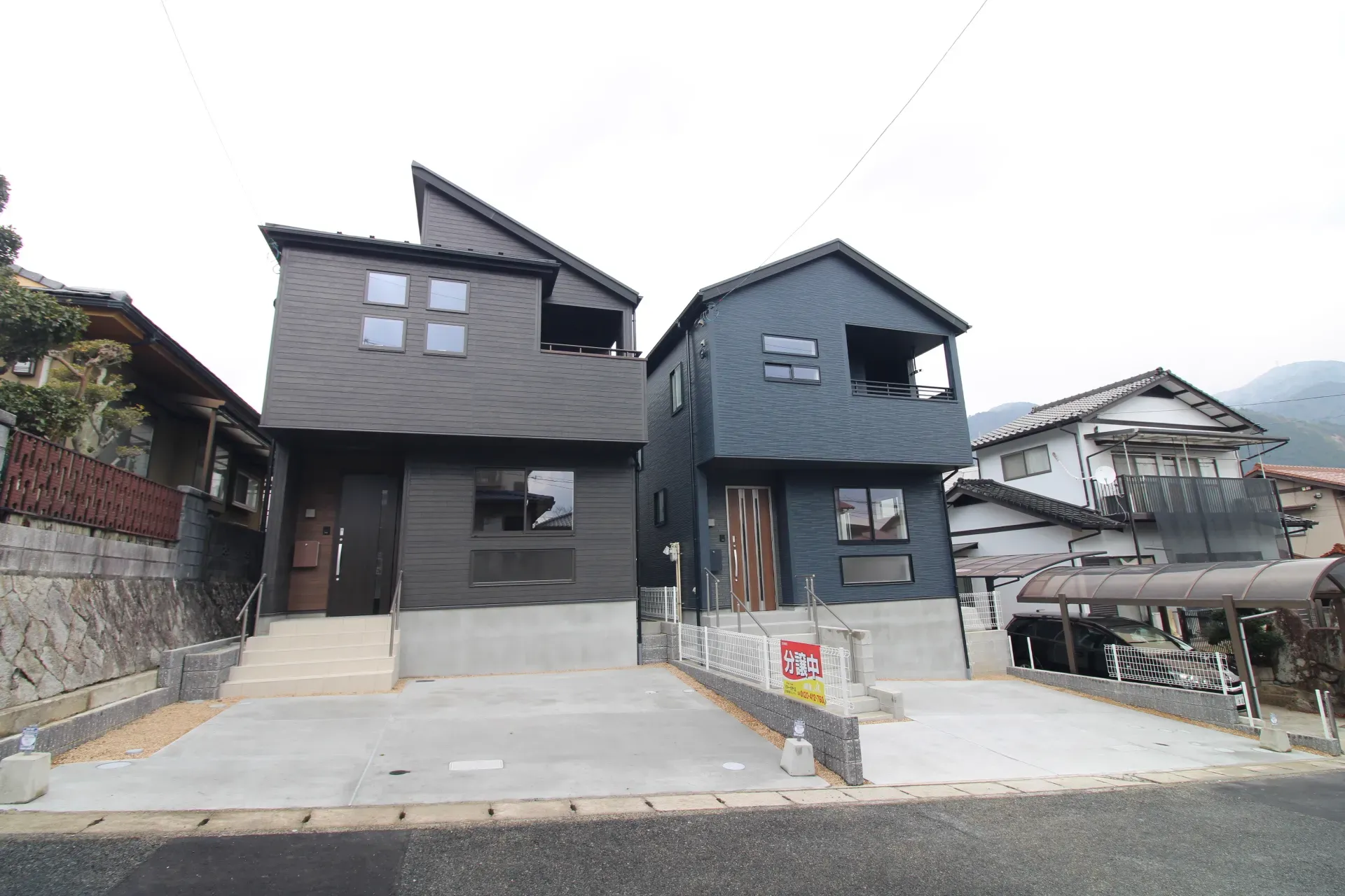 前面道路から見た外観