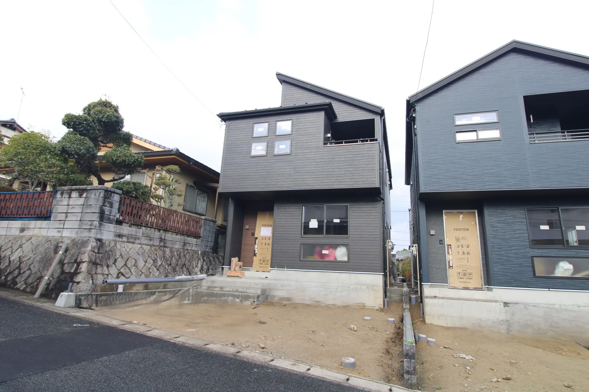 前面道路から見た外観