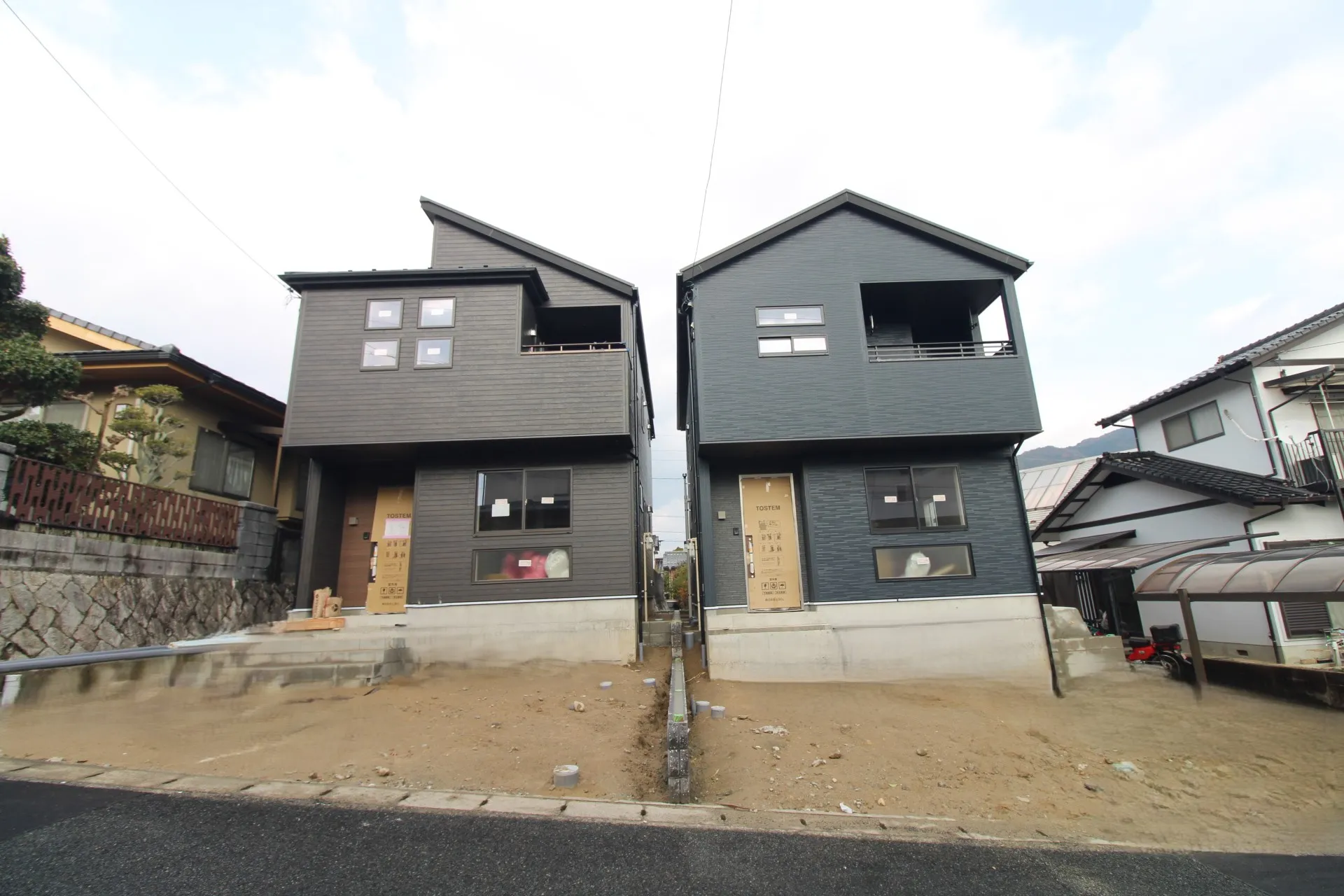 前面道路から見た外観