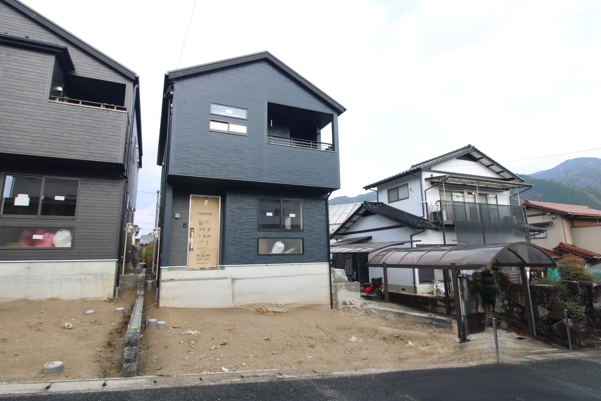 前面道路から見た外観