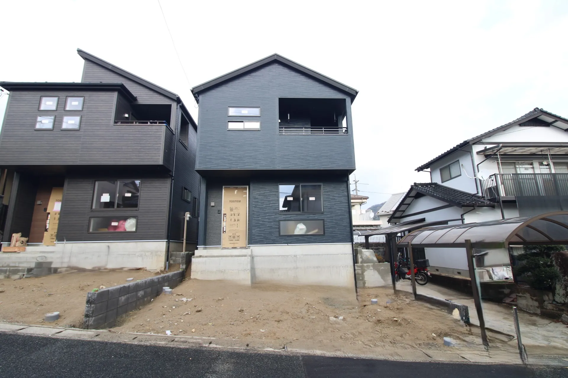 前面道路から見た外観