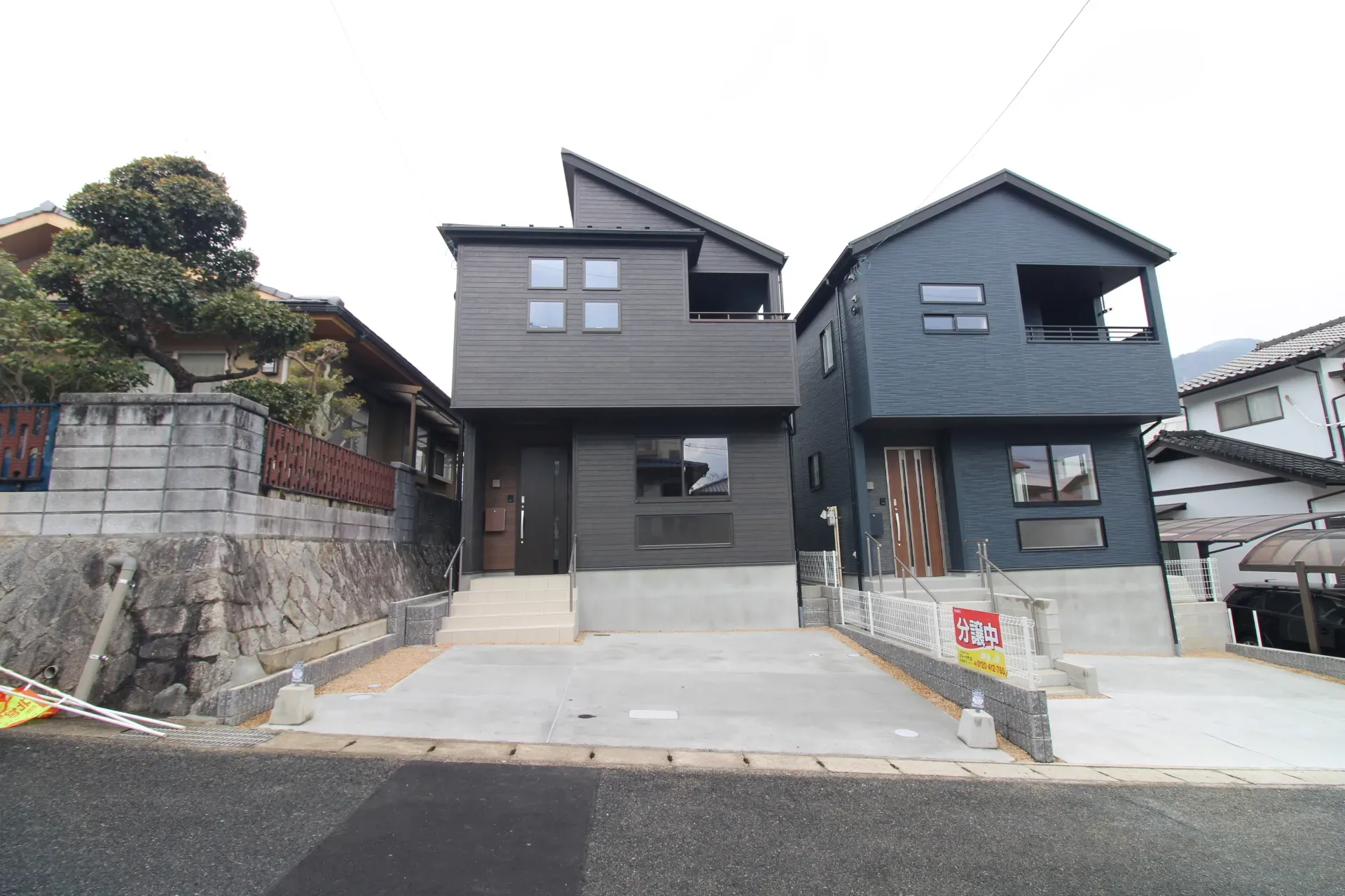 前面道路から見た外観