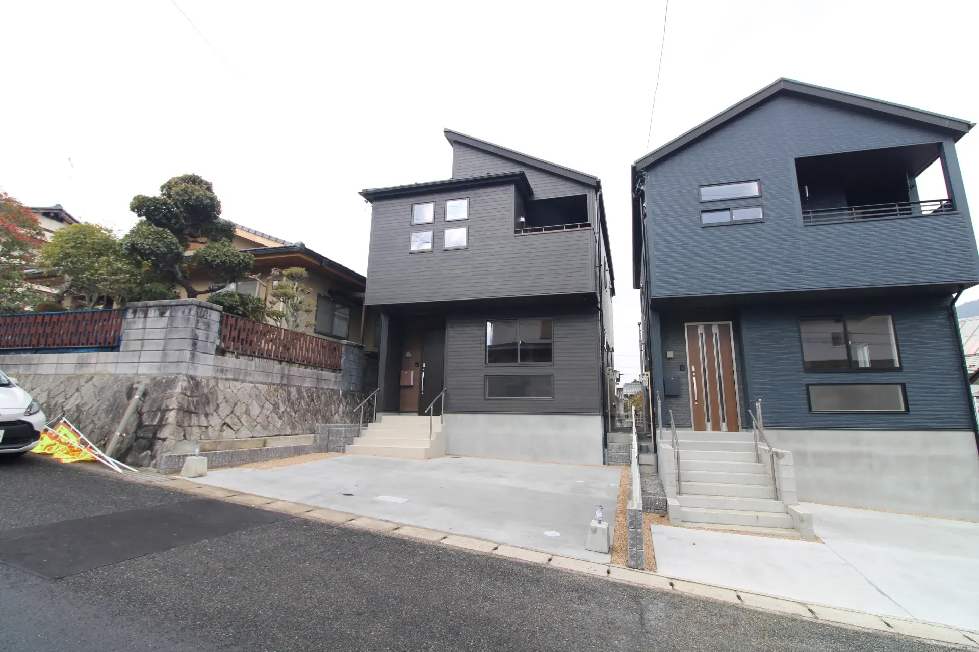 前面道路から見た外観