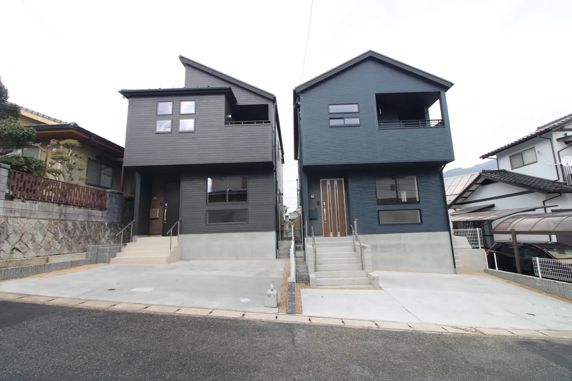 前面道路から見た外観