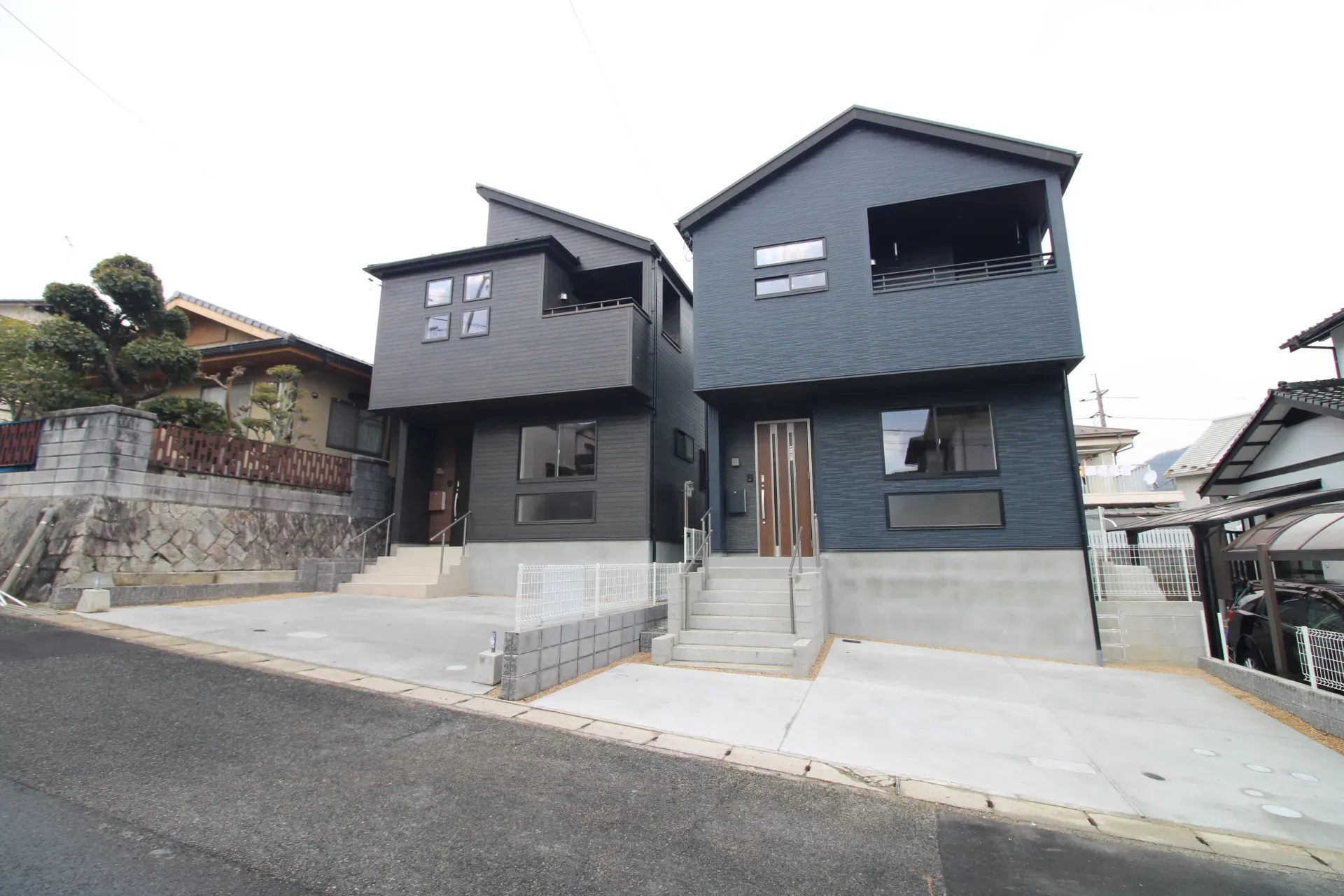 前面道路から見た外観