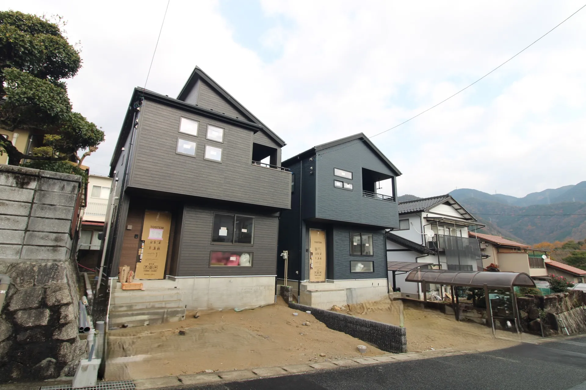 前面道路から見た外観