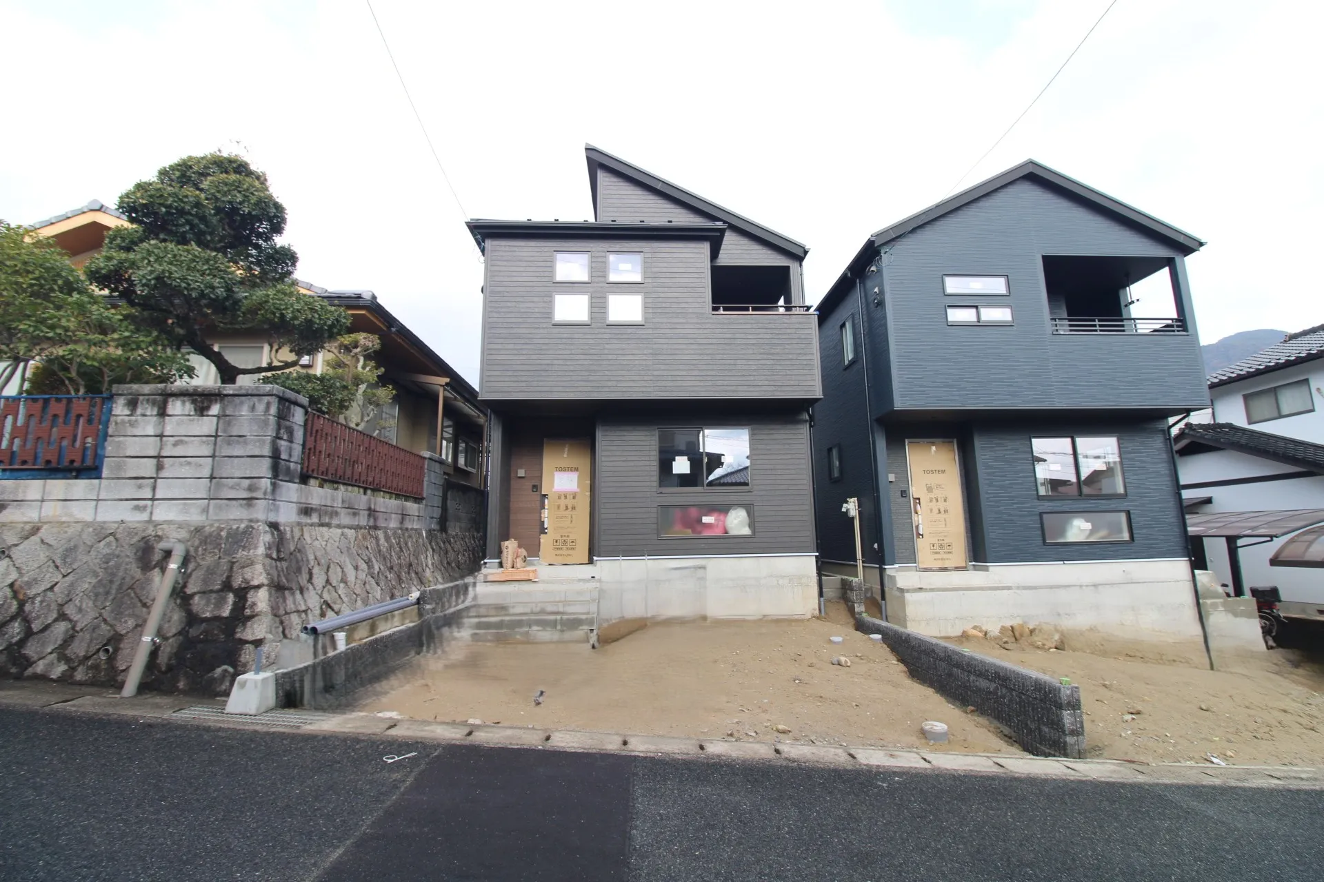 前面道路から見た外観