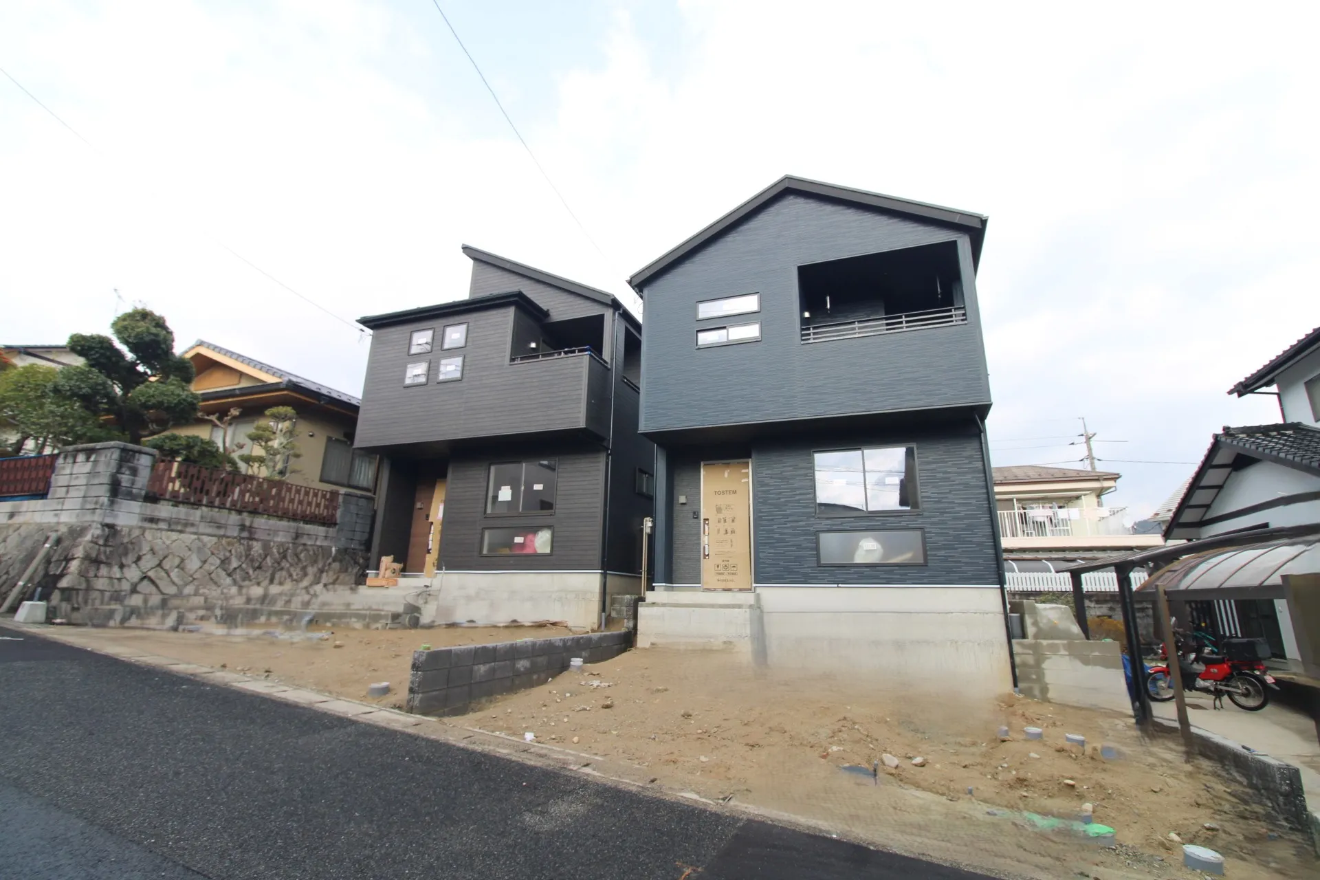 前面道路から見た外観