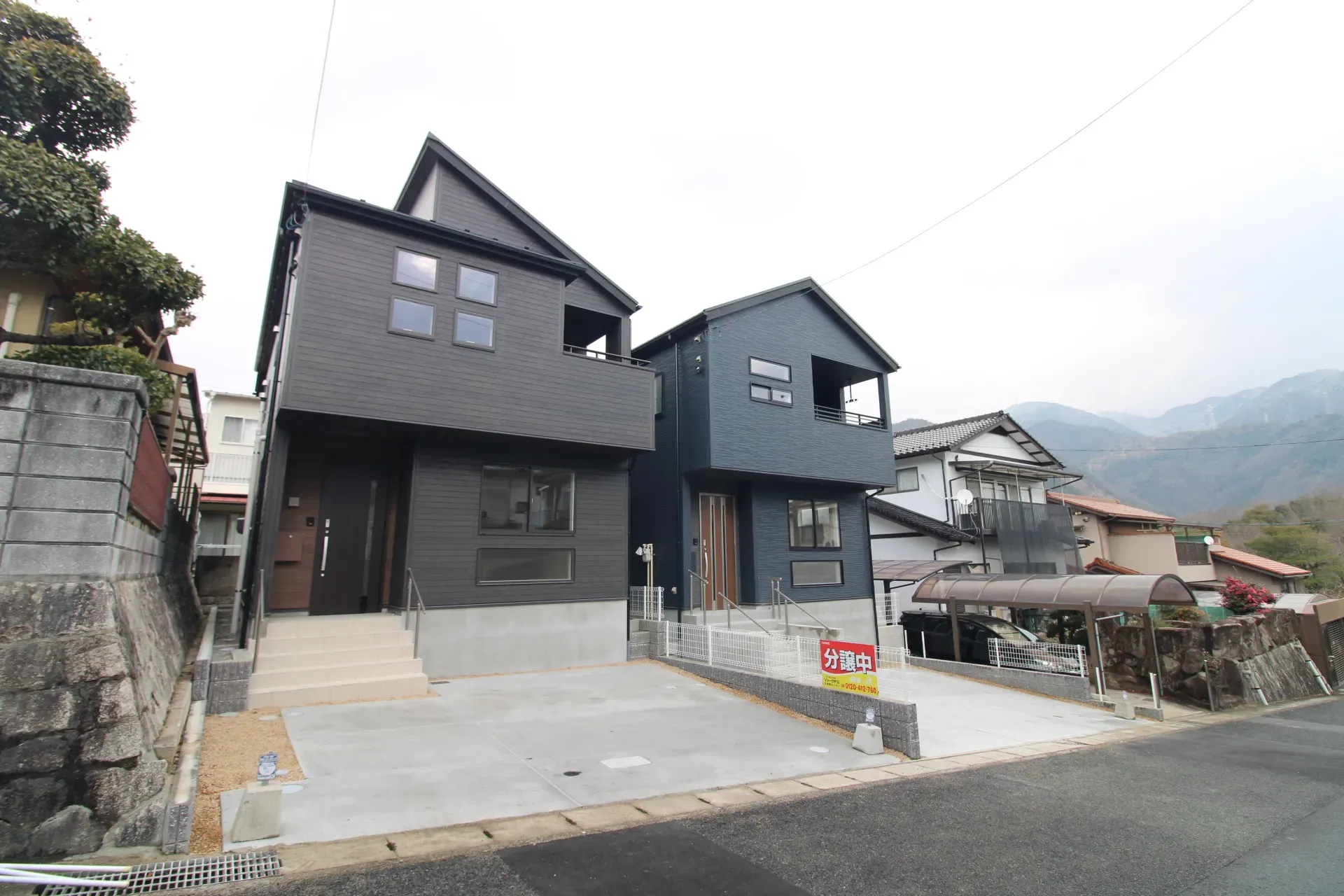 前面道路から見た外観