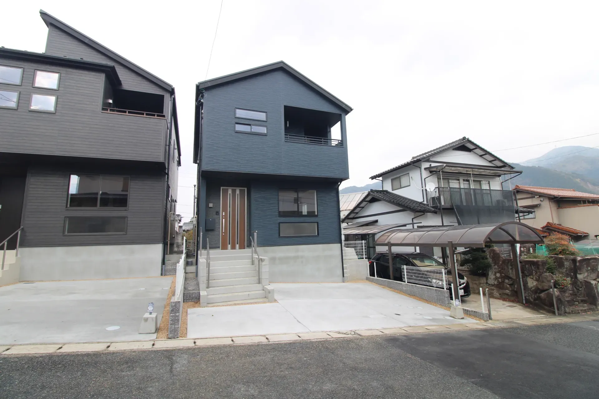 前面道路から見た外観