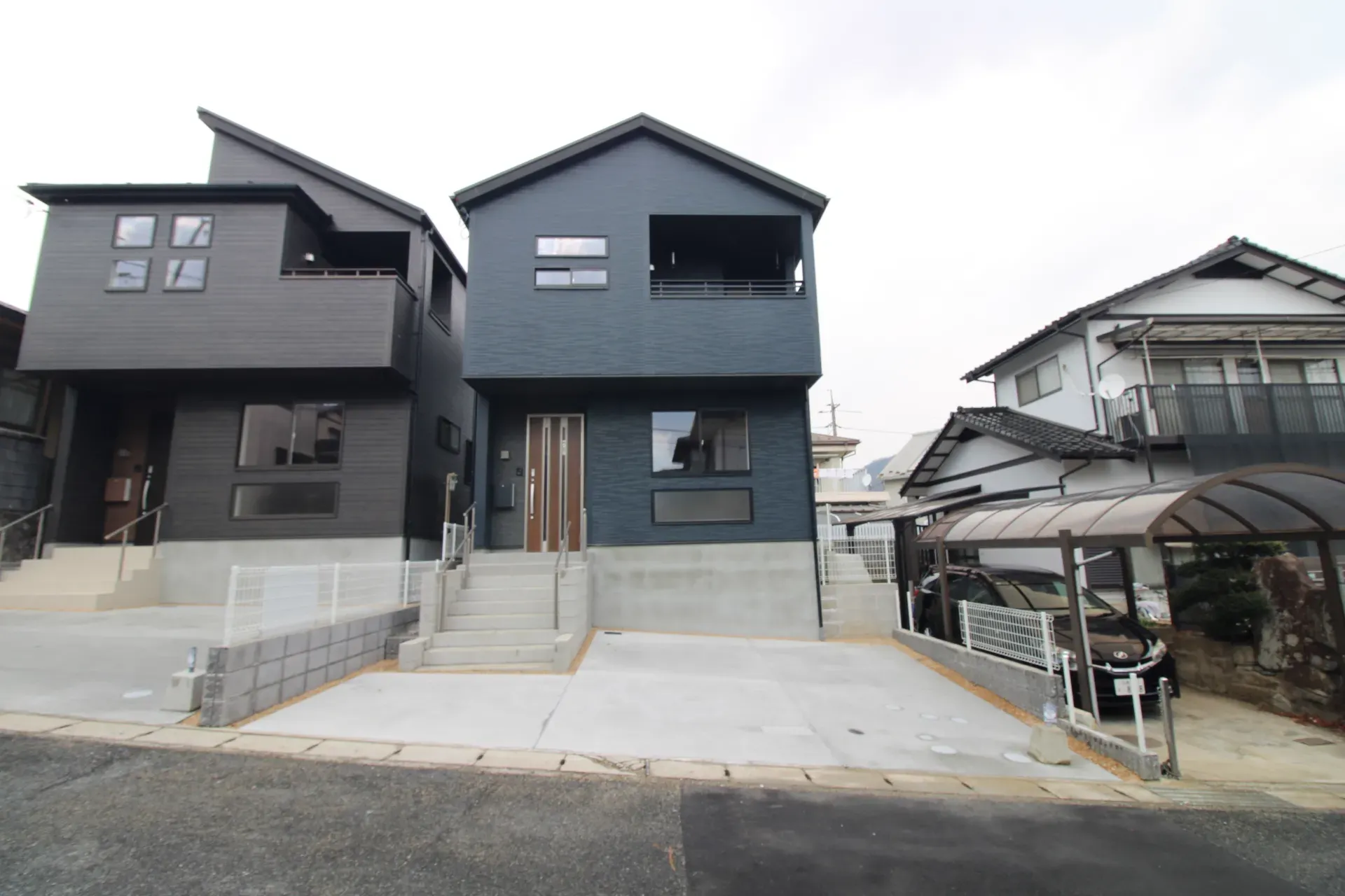 前面道路から見た外観