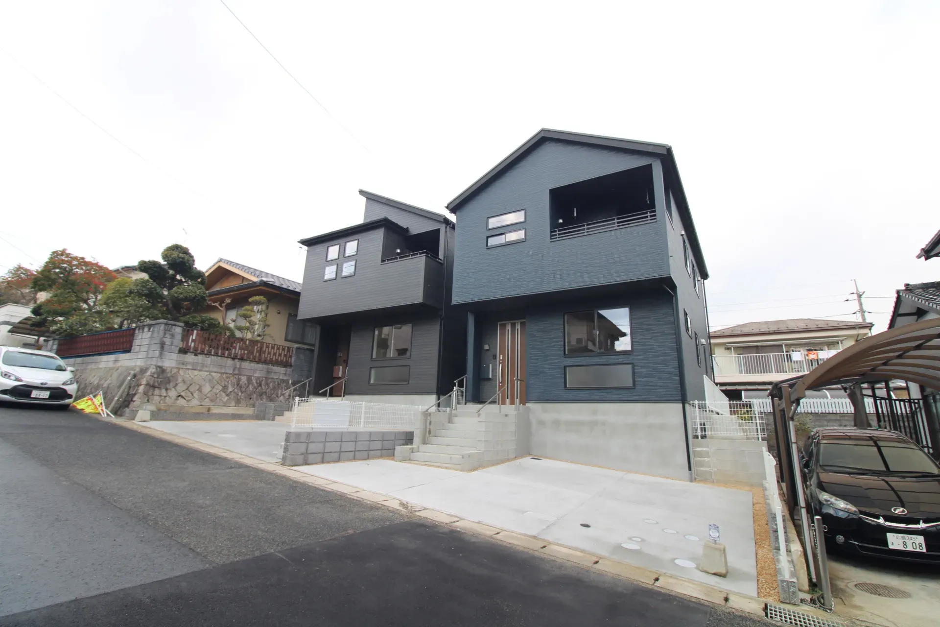 前面道路から見た外観