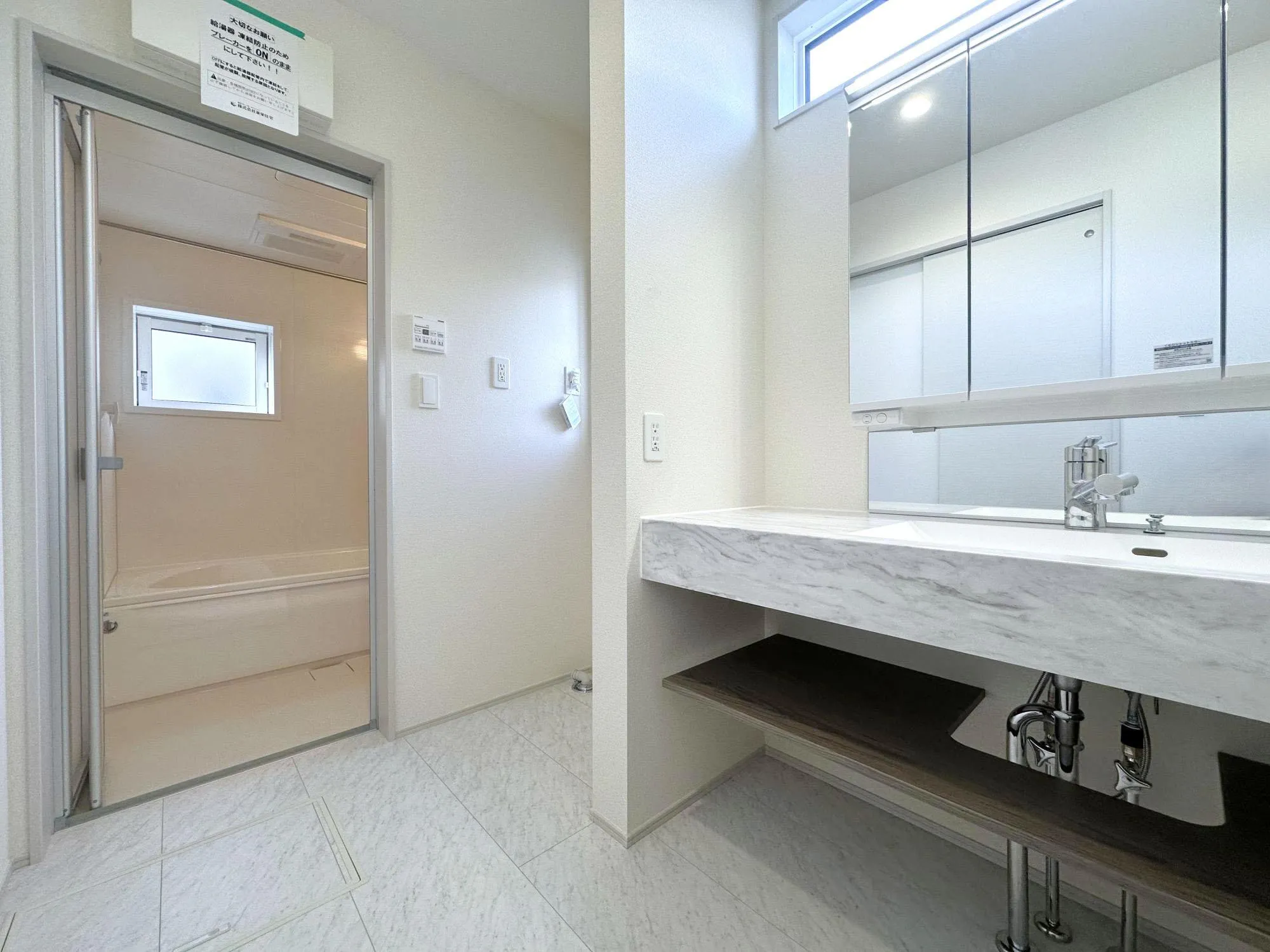 ①　洗面化粧台