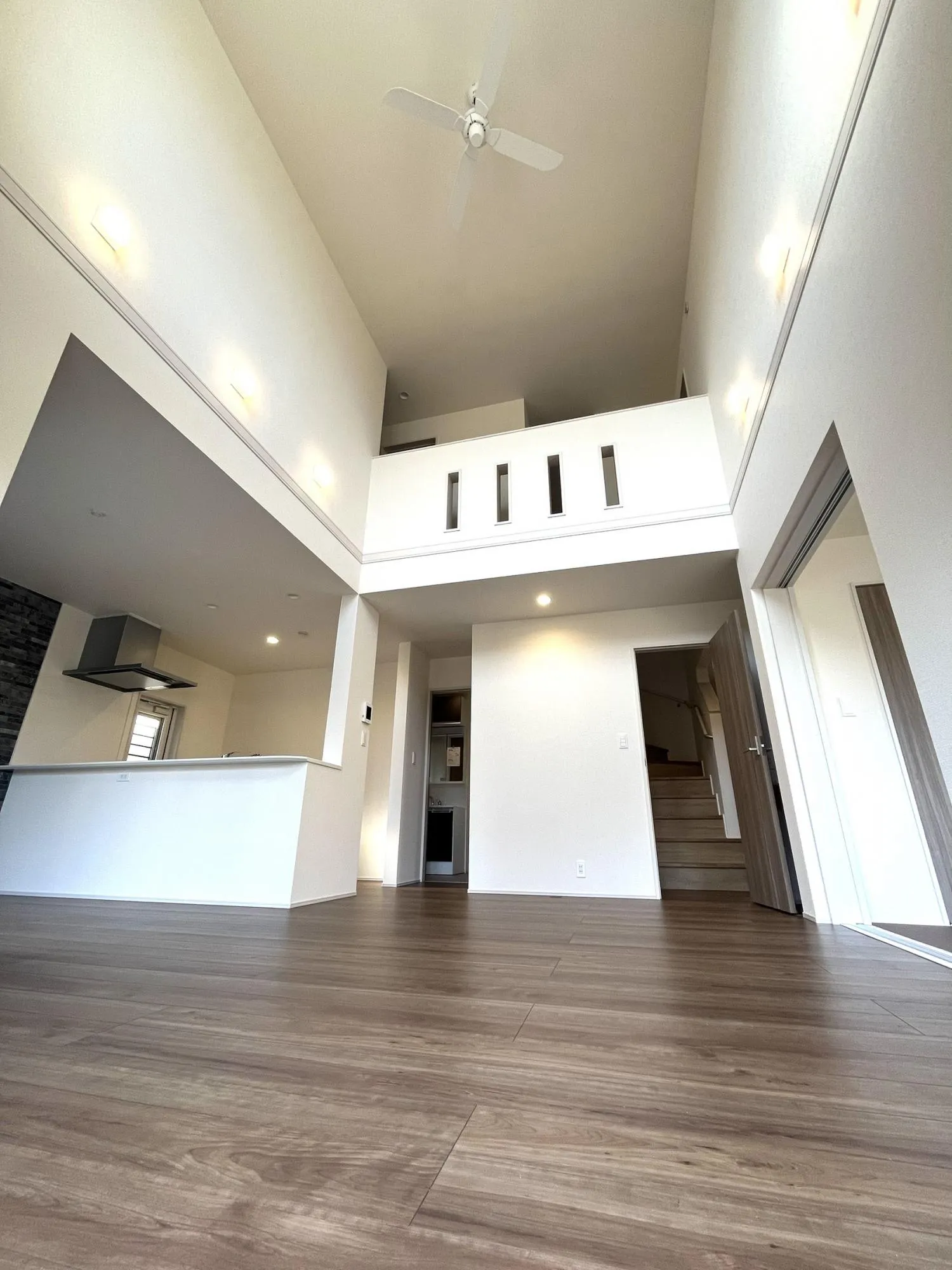 リビングの吹き抜けは、写真以上の開放感を体感いただけます。
さらにデザイン階段が空間のアクセントとなり、まるで注文住宅のような上質な仕上がりです。