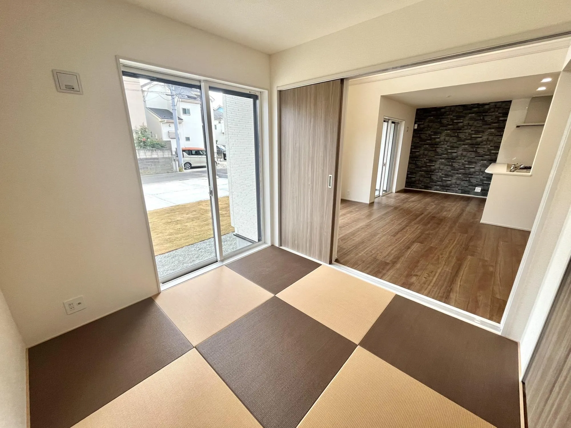 収納スペース付きの和室は、来客時の客間としても最適。
落ち着いた空間でゆったりとおもてなしができ、収納も充実しているので使い勝手も良好です。