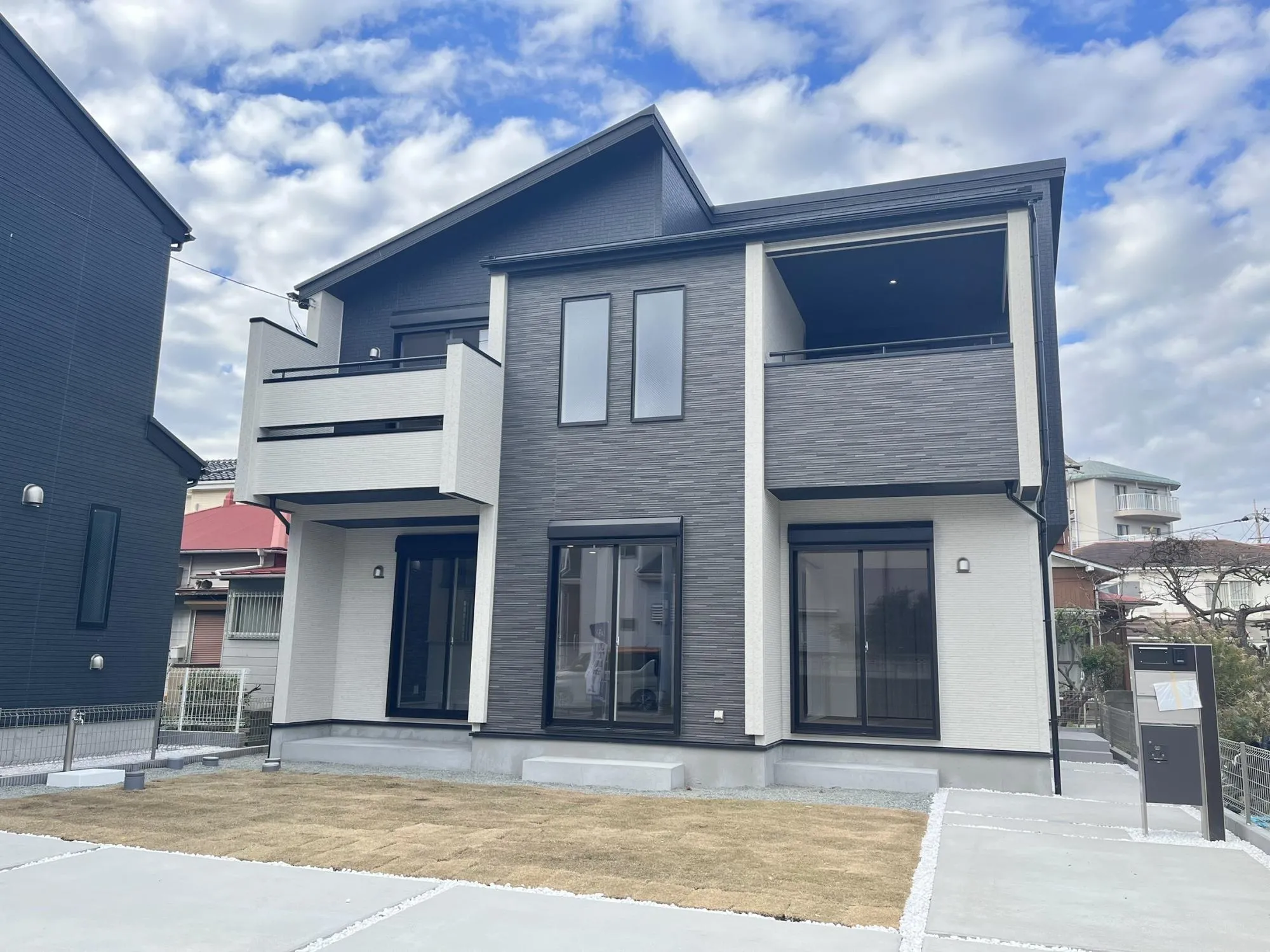 南道路に面し、日当たり良好!明るく開放的な住まいで、毎日が心地よい空間に。カースペース2台分完備で、ご家族や来客にも便利です。