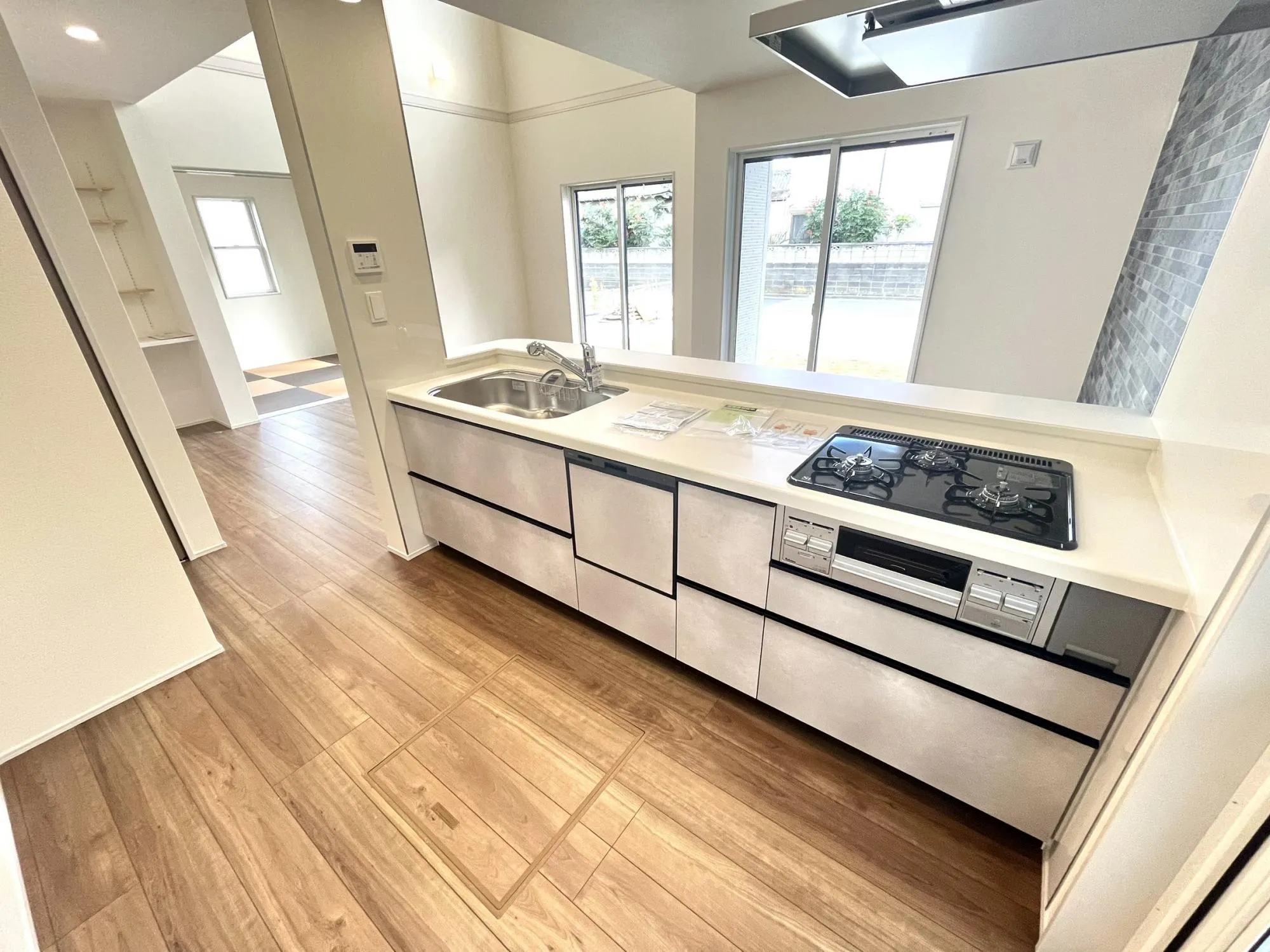 開放感あふれるペニンシュラキッチンは、毎日の料理が楽しくなるおしゃれな空間。
エレガントなデザインが、日常にさりげない上質感をプラスします。