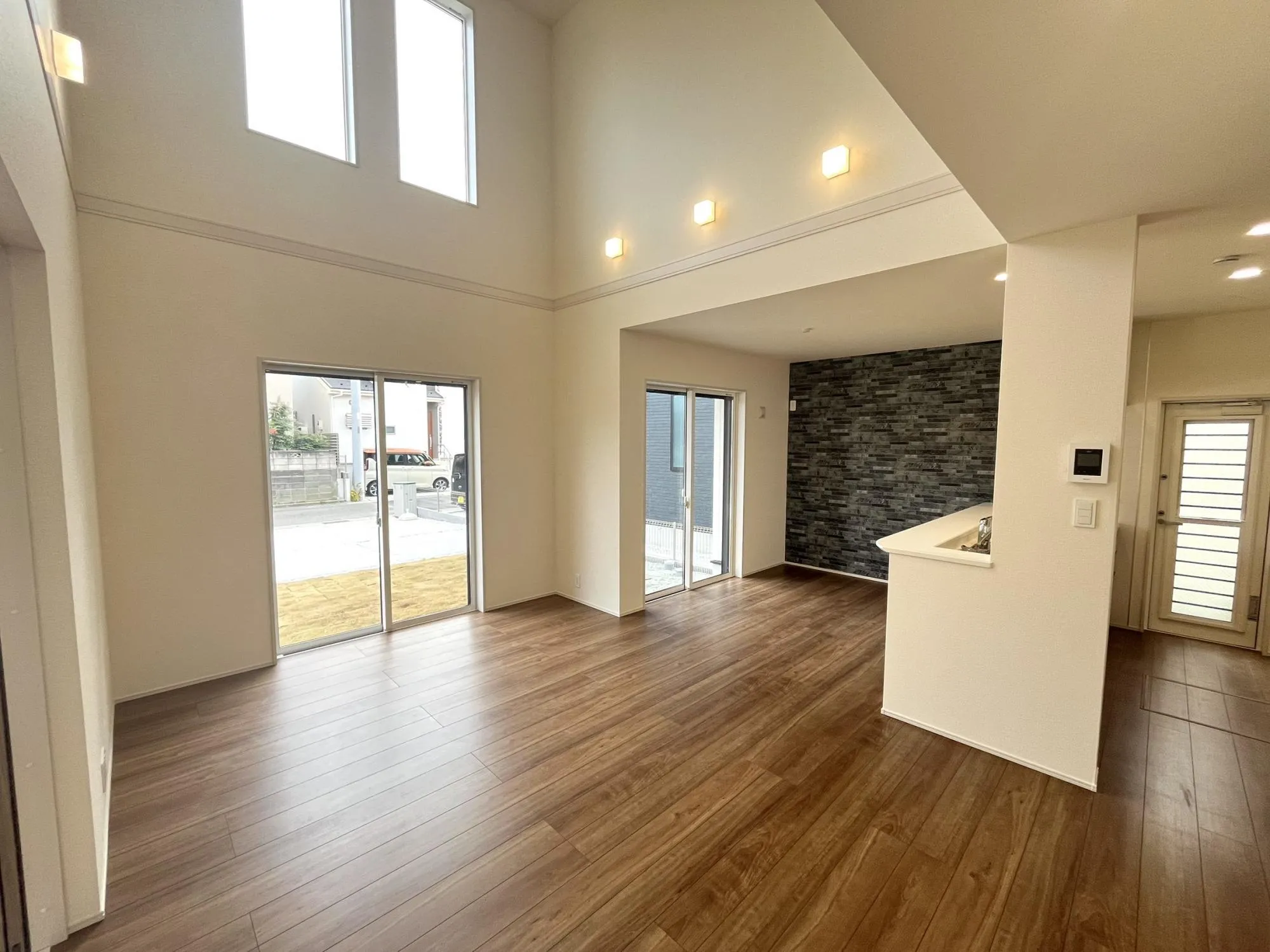 17帖以上の広々リビングは吹き抜けもあり、たっぷりと自然光が差し込み、家族が集う憩いの場として心地よくお過ごしいただけます。