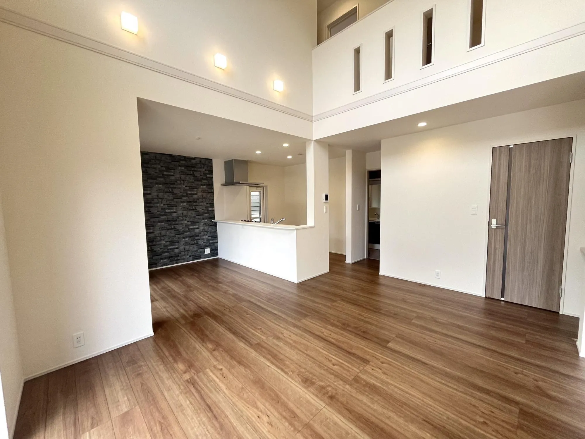 南向きの明るい住まいで、家族の時間をもっと楽しく。
吹き抜けのあるリビングは開放感たっぷり!
センスの光るアクセントクロスが、おしゃれな雰囲気を演出します。