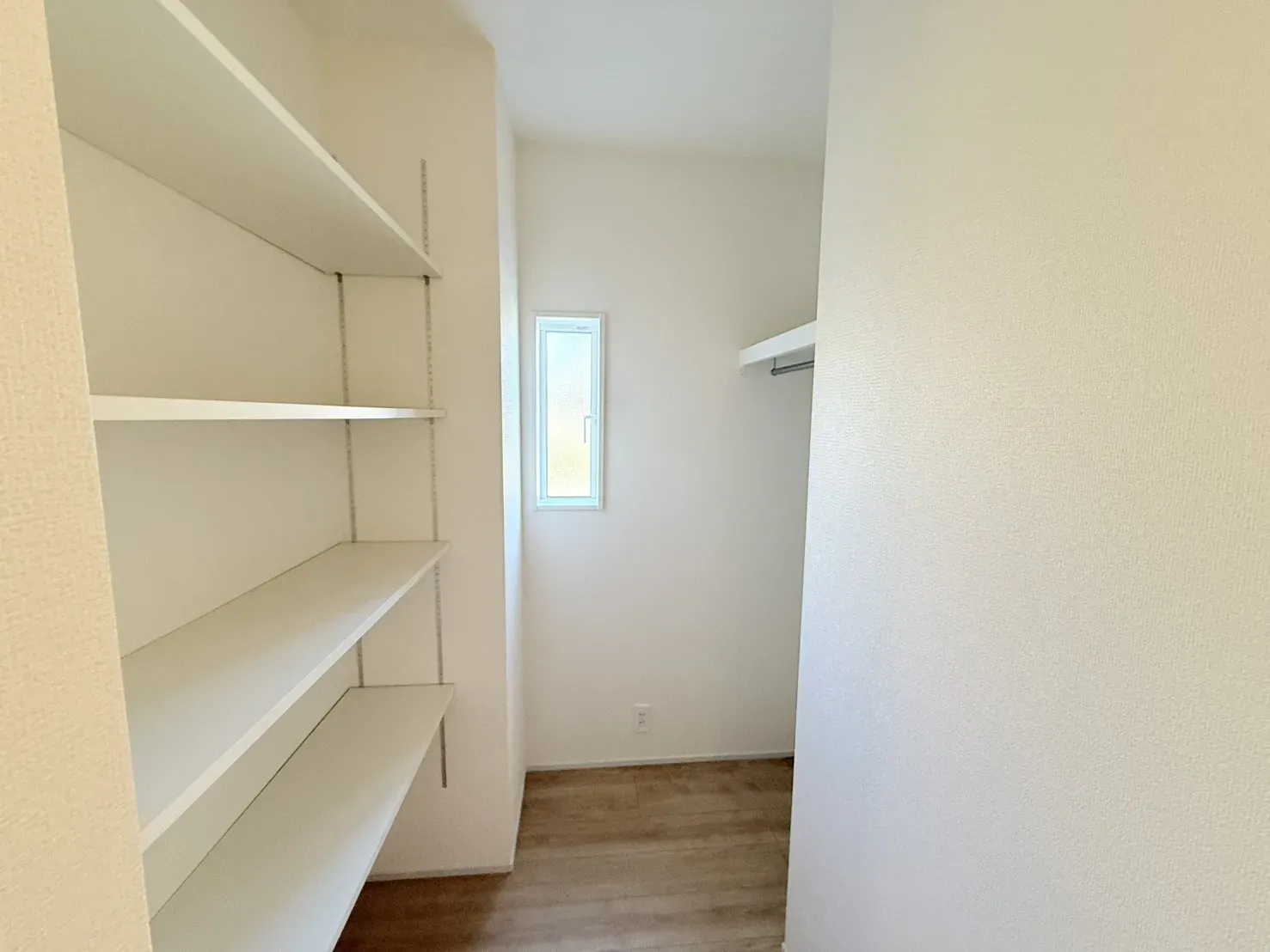 【キッチン横パントリー】