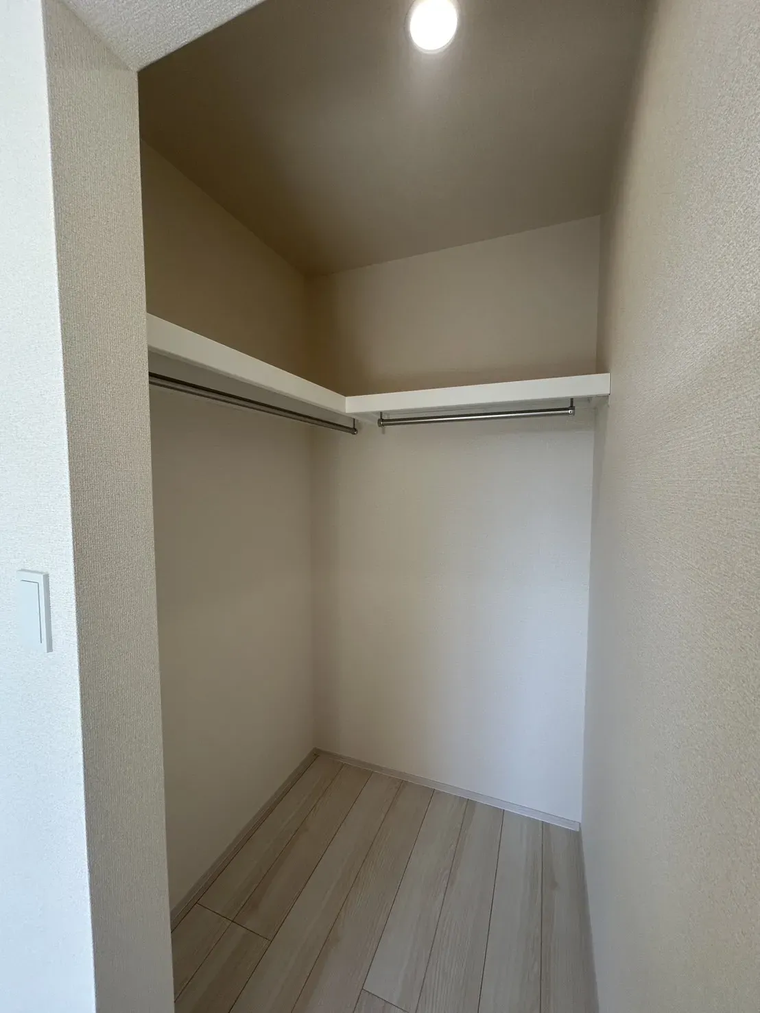 【①号棟ウォークインクローゼット】
小物から衣類までたっぷり収納が行えます!