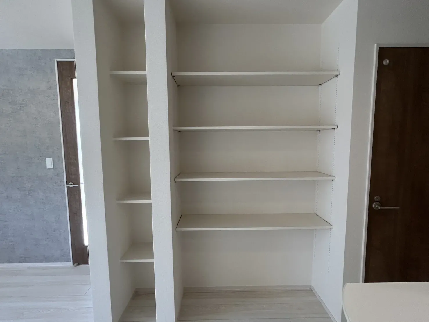 【①号棟収納】
日用品を収納したり、飾り棚として便利に使用して頂けます!