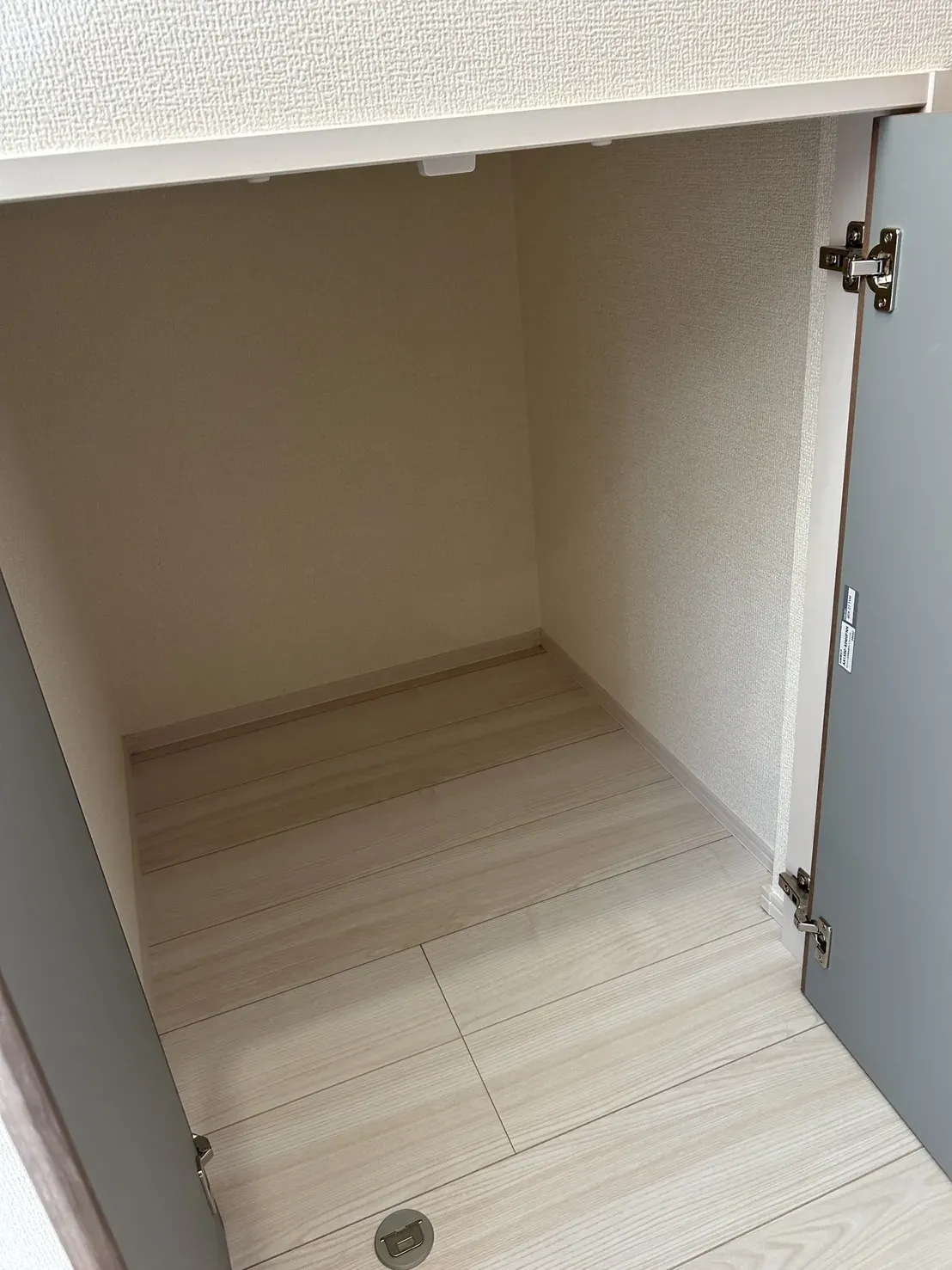 【①号棟収納】
1階の階段横に収納スペースがあります!