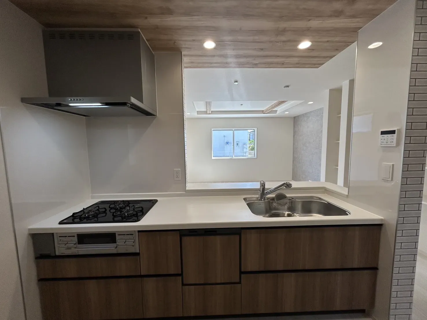 【①号棟キッチン】
料理中もリビングの様子が見渡せ、家族との会話も楽しむ事が出来ます!