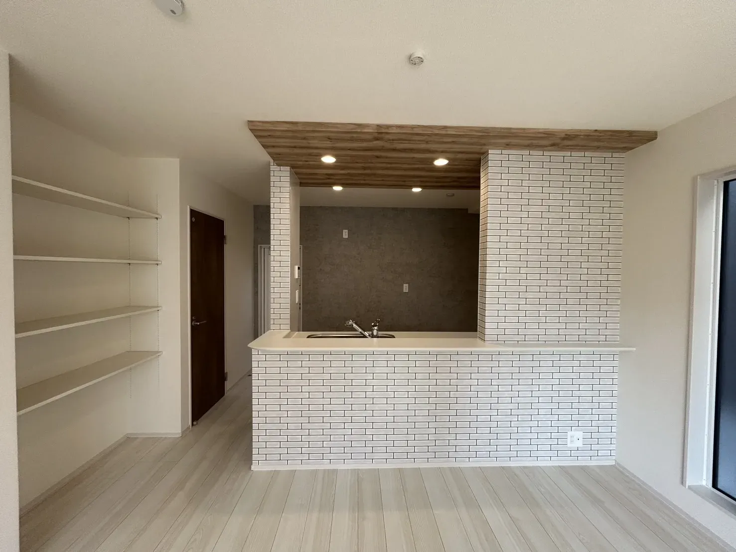 【①号棟キッチン】
タイル張りのオシャレな仕様のキッチンになっています!
