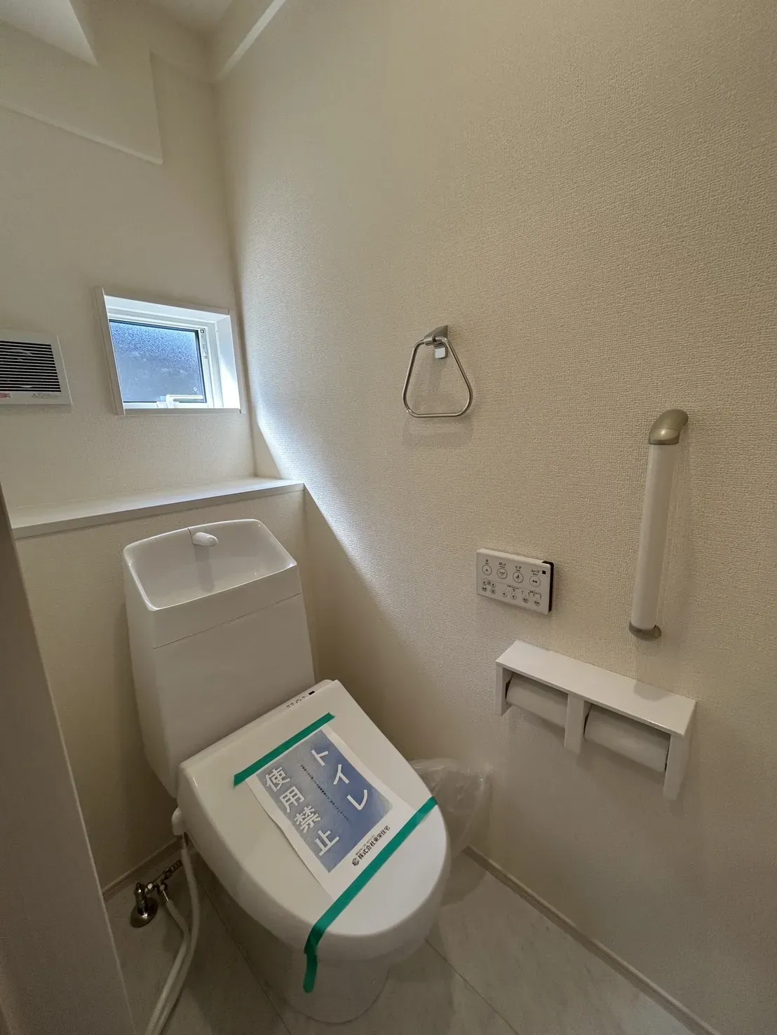 【①号棟1階トイレ】
手すり・壁付け収納があり機能性高です!