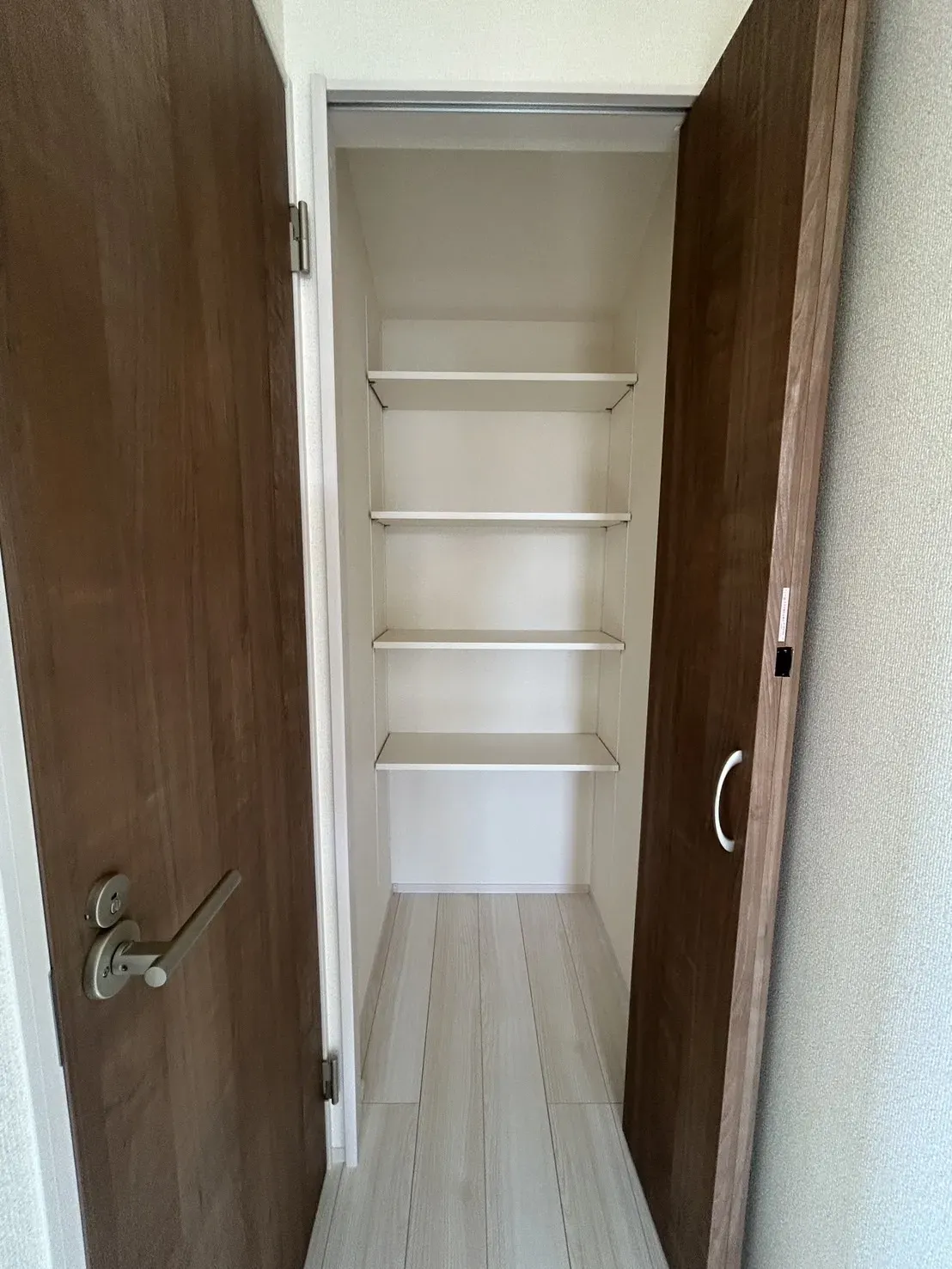 【①号棟収納】
6.0帖の洋室の横に4段の可動棚の収納スペースがあります!