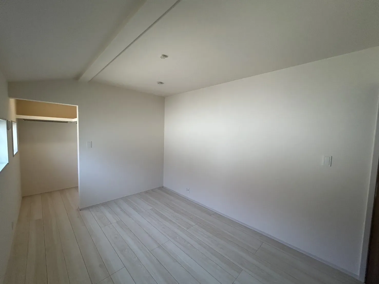 【①号棟6.0帖洋室】
白を基調としたお部屋なので、空間が広く明るく感じられます!
