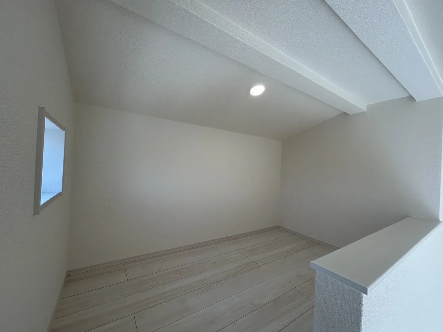 【①号棟ロフト】
広々としたロフトは季節物の家電や趣味の道具等、様々な物を収納する事が出来ます!